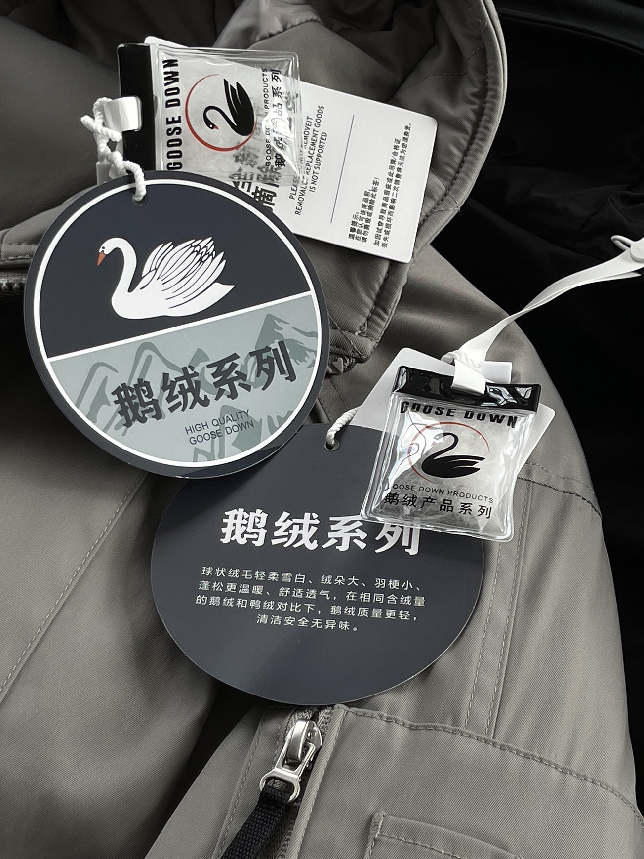 羽绒服 🆕 当92.6%锦纶遇见7.4%氨纶，织出来的不仅是防风面料，更是会呼吸的温暖结界。黑色款像是极