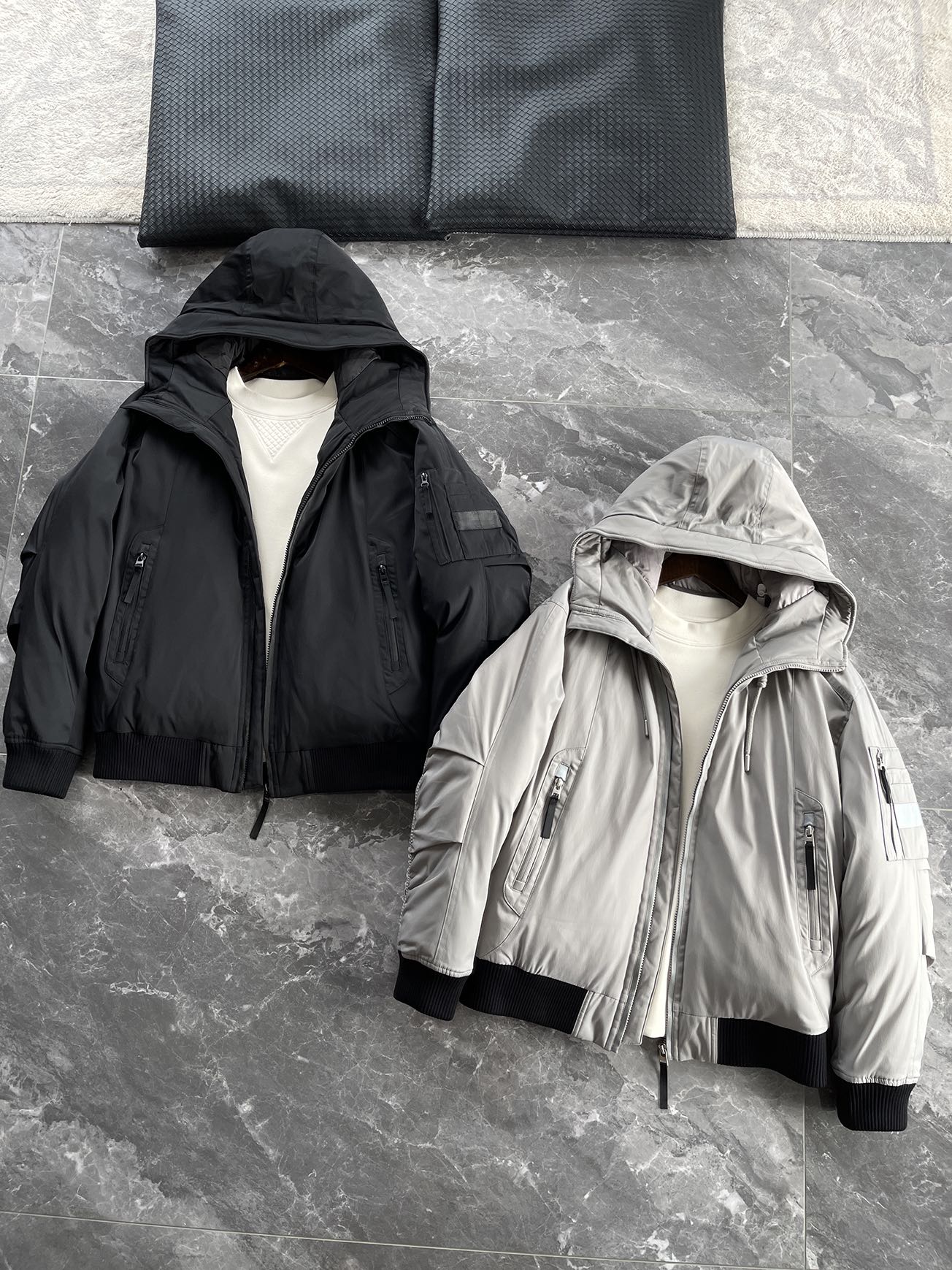 羽绒服 🆕 当92.6%锦纶遇见7.4%氨纶，织出来的不仅是防风面料，更是会呼吸的温暖结界。黑色款像是极