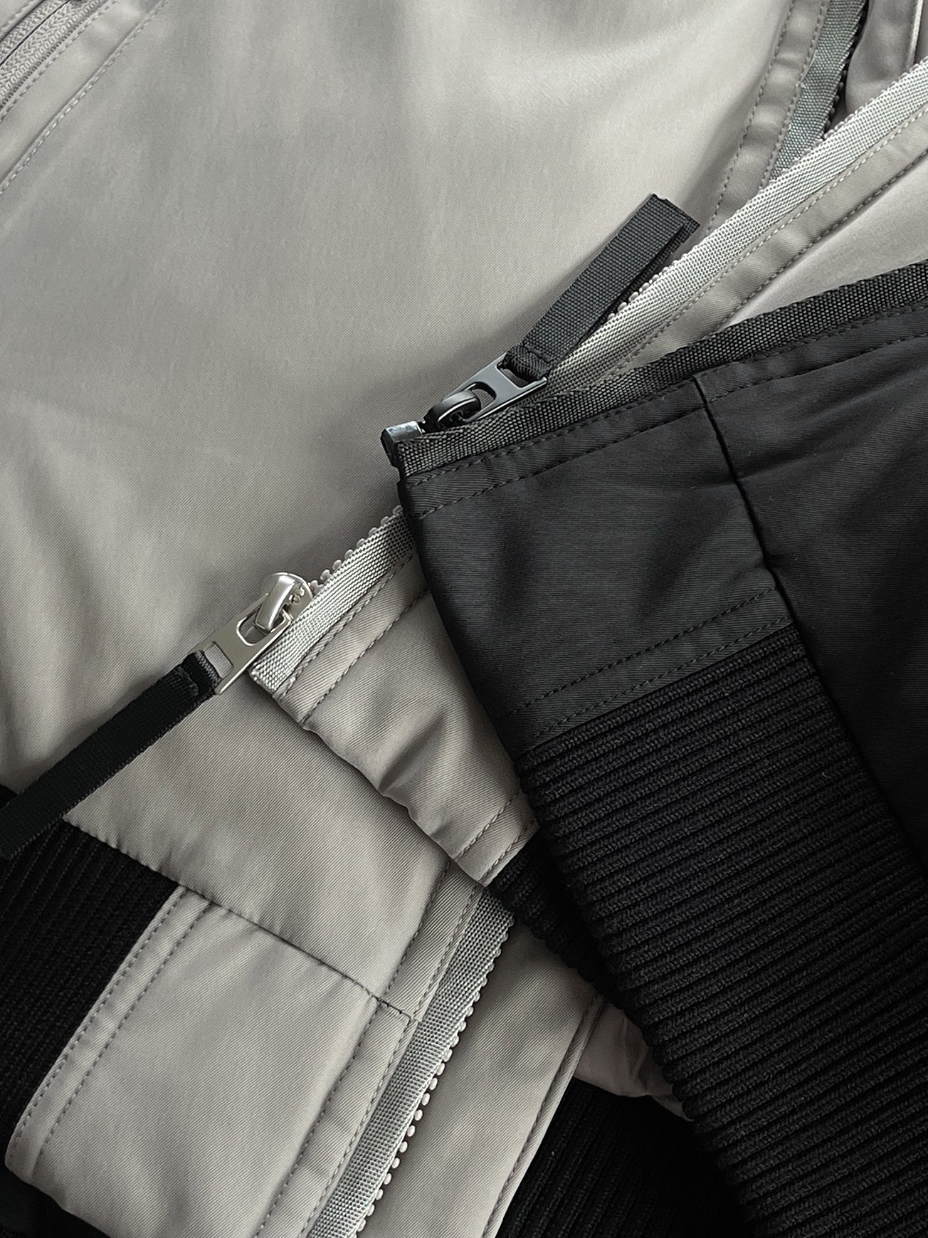 羽绒服 🆕 当92.6%锦纶遇见7.4%氨纶，织出来的不仅是防风面料，更是会呼吸的温暖结界。黑色款像是极