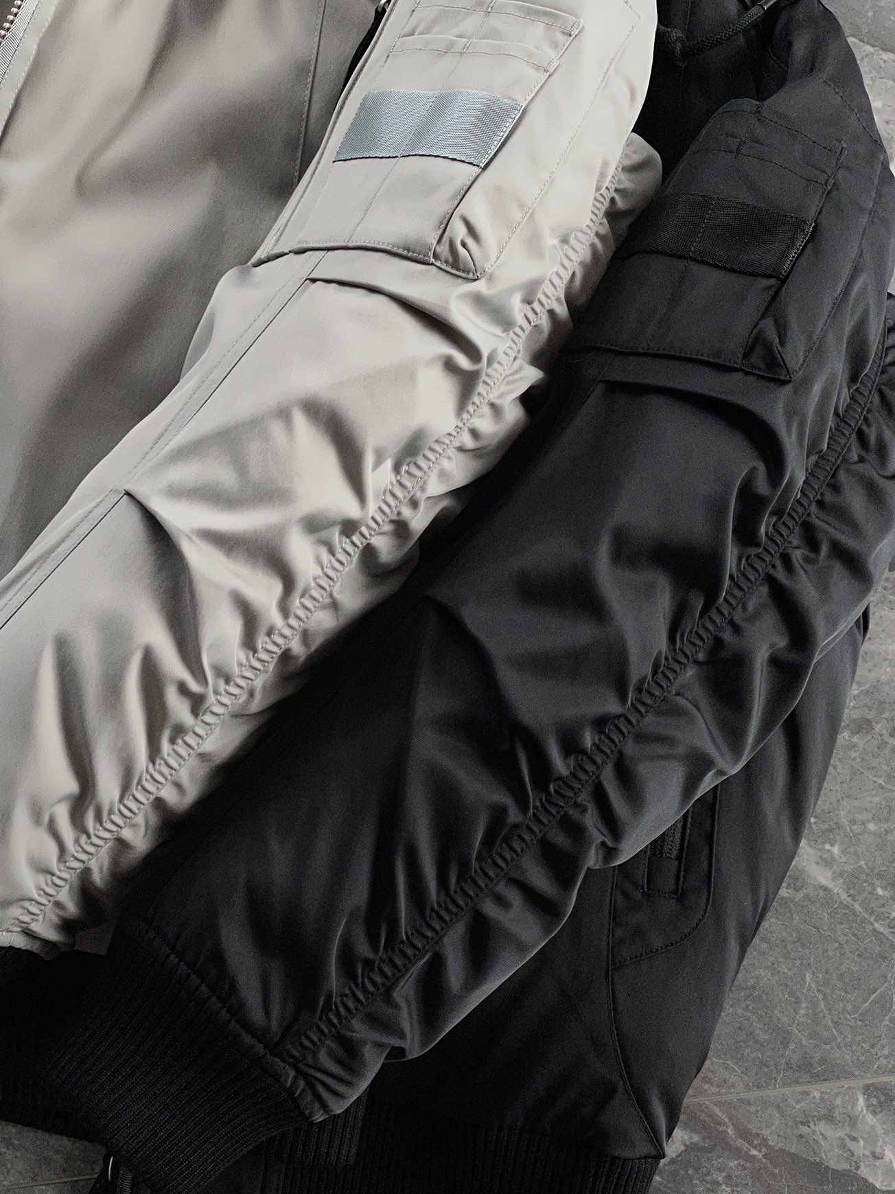 羽绒服 🆕 当92.6%锦纶遇见7.4%氨纶，织出来的不仅是防风面料，更是会呼吸的温暖结界。黑色款像是极