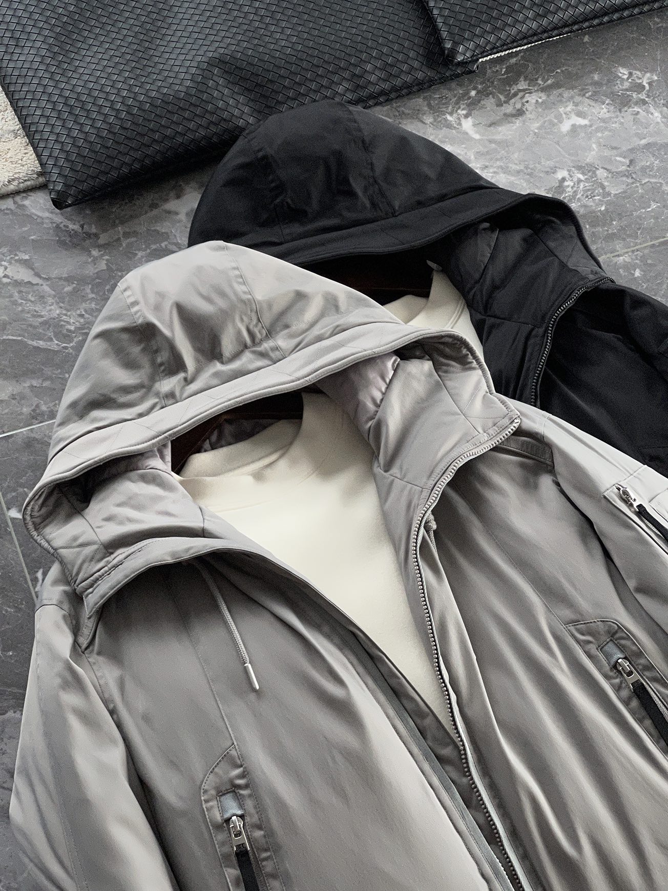 羽绒服 🆕 当92.6%锦纶遇见7.4%氨纶，织出来的不仅是防风面料，更是会呼吸的温暖结界。黑色款像是极