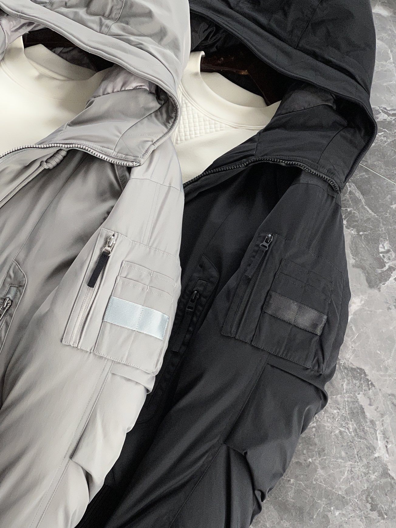 羽绒服 🆕 当92.6%锦纶遇见7.4%氨纶，织出来的不仅是防风面料，更是会呼吸的温暖结界。黑色款像是极