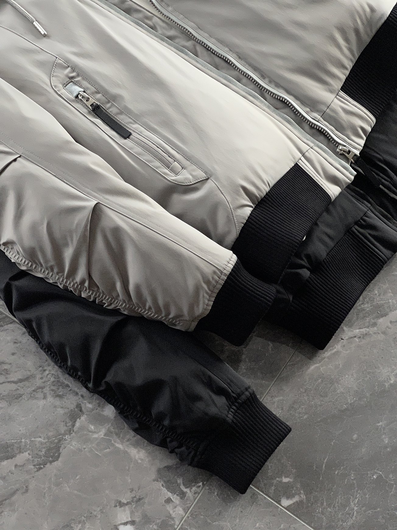 羽绒服 🆕 当92.6%锦纶遇见7.4%氨纶，织出来的不仅是防风面料，更是会呼吸的温暖结界。黑色款像是极