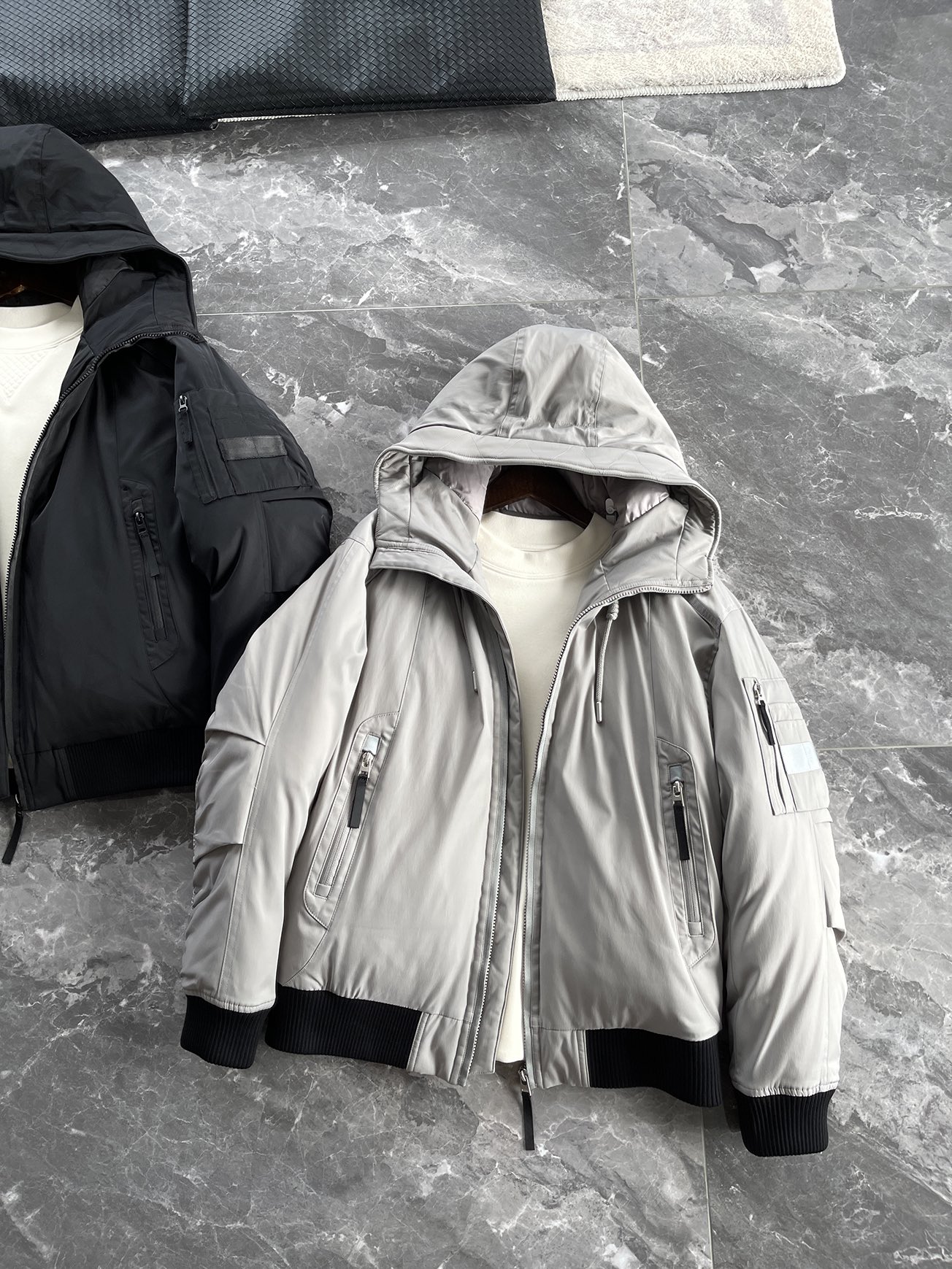 羽绒服 🆕 当92.6%锦纶遇见7.4%氨纶，织出来的不仅是防风面料，更是会呼吸的温暖结界。黑色款像是极