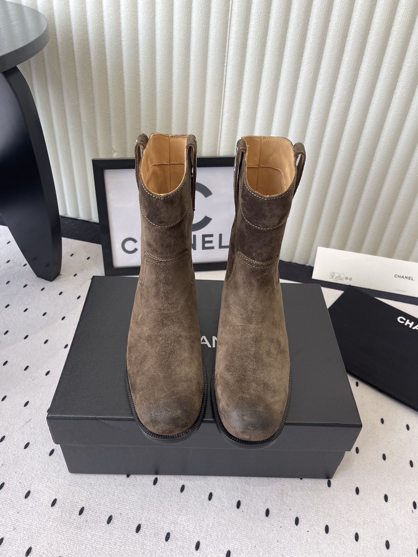 NO:594139,Chanel's new autumn and winter Chelsea short boots When the neat silhouette of Chelsea boots meets Xiaoxiang, the sharp color matching, double C and chain are enough to express style. Select fine leather and matte cow suede splicing. Select bright calfskin and matte suede splicing. The 5cm thick heel is ergonomically polished, taking into account the heightening and modifying the leg shape and long-term walking comfort. The fabric is made of original custom leather and the inner foot pads are all sheepskin.  Italian imported genuine leather outsole size35-39 (40 41 customized), boots, chanel, boots, cowhide, sheepskin, chamois leather, Leather soles19860909Chanel新款秋冬切尔西短靴 当切尔西靴的利落轮廓邂逅小香 拼色的利落与双C、链条已足够诉说格调. 甄选细腻皮革与哑光牛反绒拼接 甄选亮面小牛皮与哑光麂皮拼接 5cm粗跟经人体工学打磨 兼顾增高修饰腿型与久走舒适 面料采用原版定制皮料 内里垫脚均为羊皮 意大利进口真皮大底 size35-39（40 41定制）,靴子,chanel,boots,cowhide,sheepskin,chamois leather,Leather soles,Women's Shoes