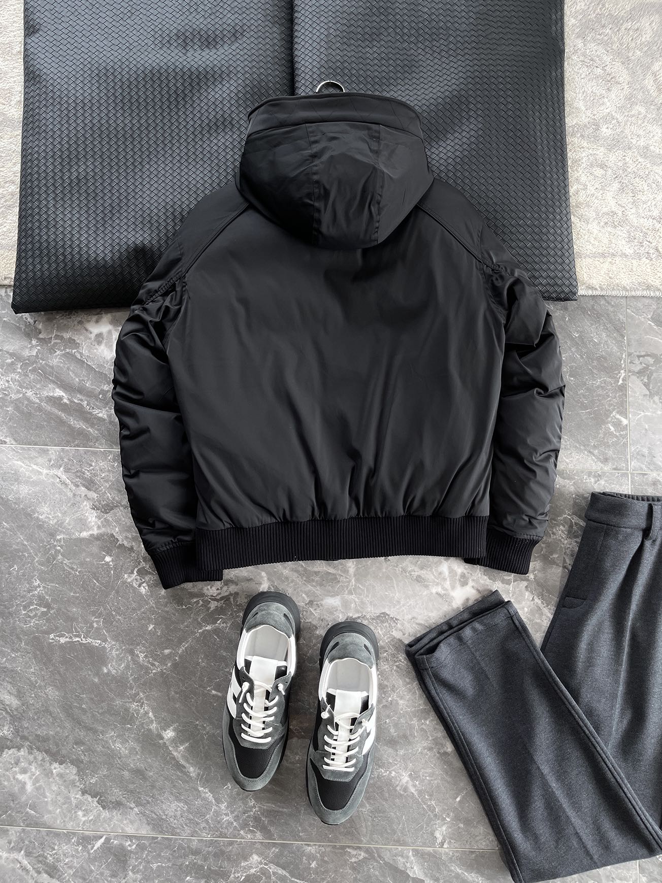 羽绒服 🆕 当92.6%锦纶遇见7.4%氨纶，织出来的不仅是防风面料，更是会呼吸的温暖结界。黑色款像是极