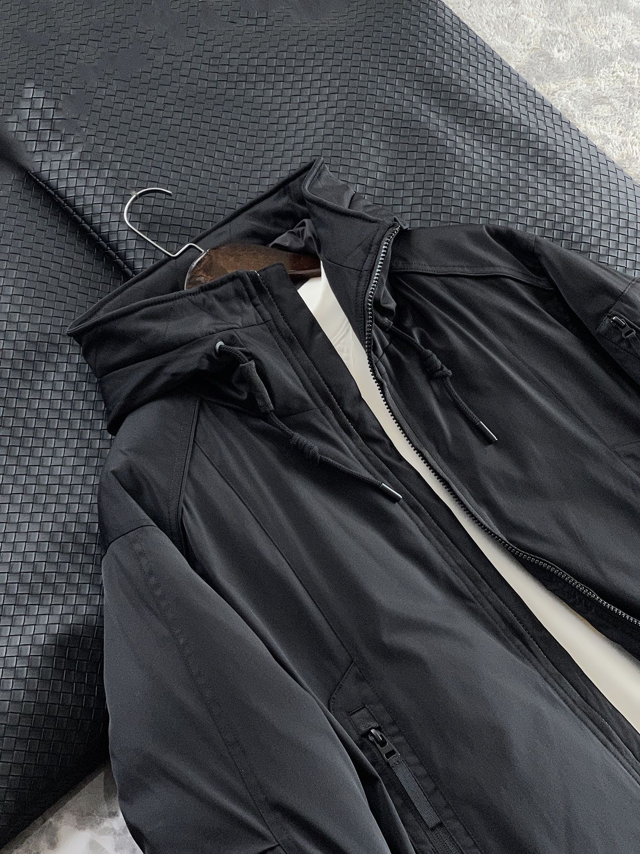 羽绒服 🆕 当92.6%锦纶遇见7.4%氨纶，织出来的不仅是防风面料，更是会呼吸的温暖结界。黑色款像是极