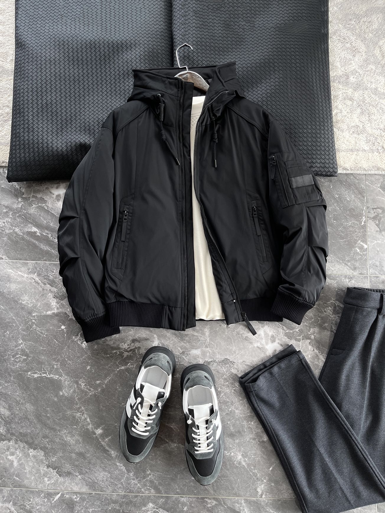 羽绒服 🆕 当92.6%锦纶遇见7.4%氨纶，织出来的不仅是防风面料，更是会呼吸的温暖结界。黑色款像是极