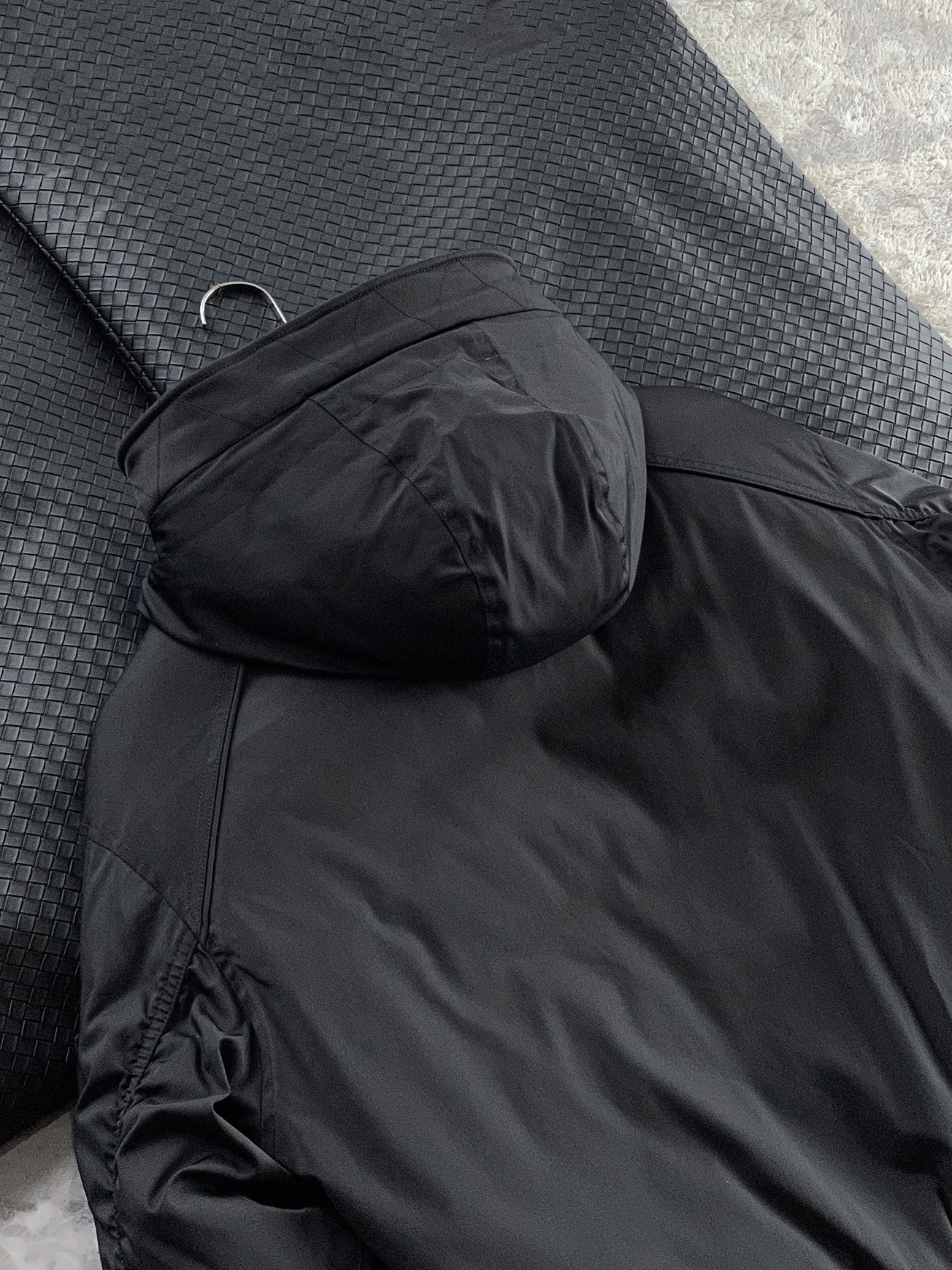 羽绒服 🆕 当92.6%锦纶遇见7.4%氨纶，织出来的不仅是防风面料，更是会呼吸的温暖结界。黑色款像是极