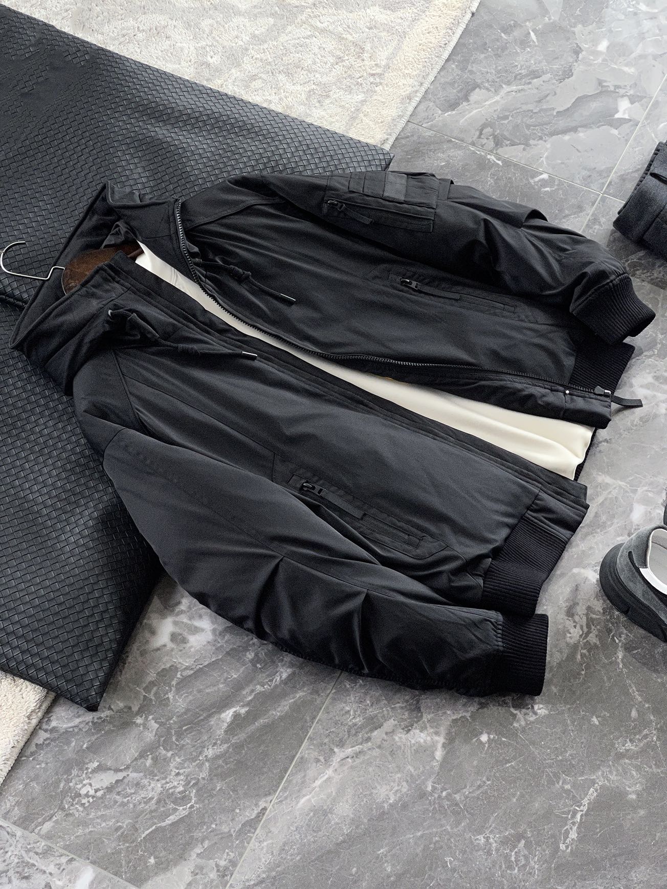 羽绒服 🆕 当92.6%锦纶遇见7.4%氨纶，织出来的不仅是防风面料，更是会呼吸的温暖结界。黑色款像是极