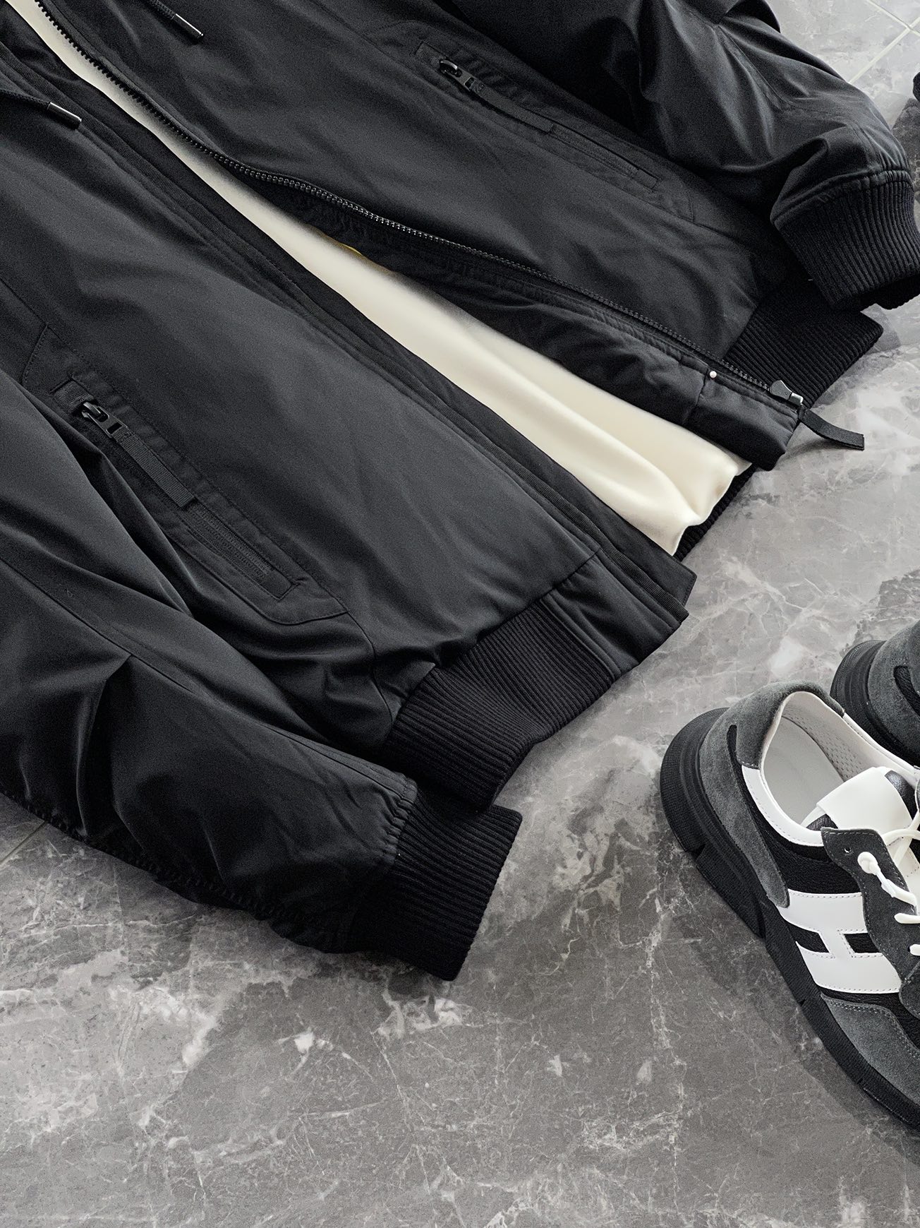 羽绒服 🆕 当92.6%锦纶遇见7.4%氨纶，织出来的不仅是防风面料，更是会呼吸的温暖结界。黑色款像是极