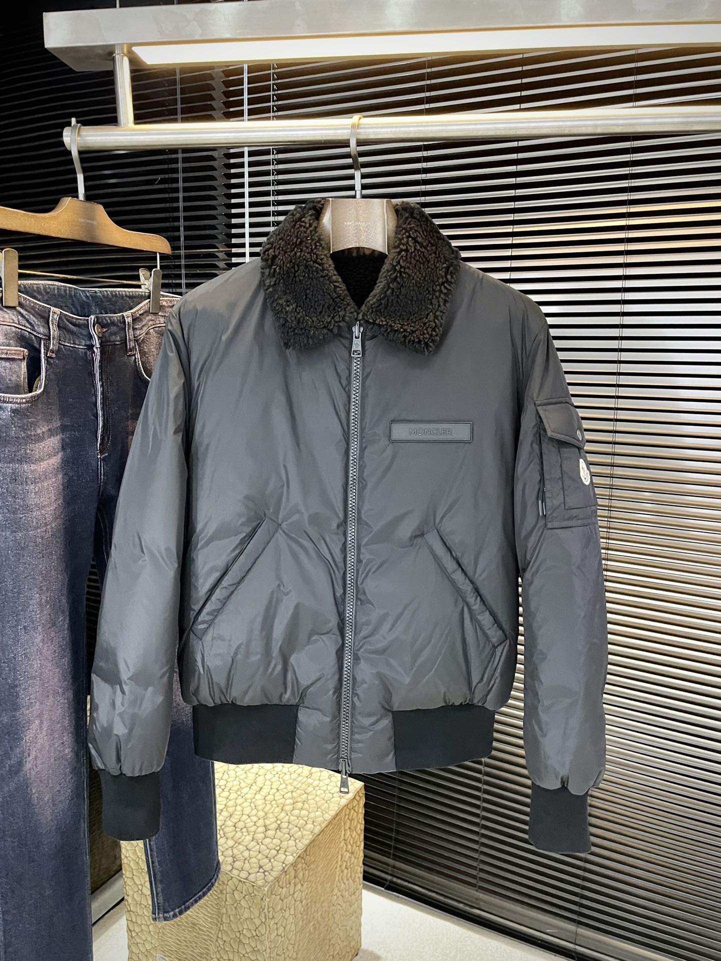 NO:600892,P Monch 2025 foreign trade export orders!  The latest double-sided down jacket is extremely cold-proof, simple and comfortable commuter down, customized with the highest-grade 90 white duck down-filled polyester fiber fabric, with excellent fluffiness, full filling, light and not pressurizing, fashionable and simple, very suitable for sweaters and sweaters, original fabric, warm and stylish purchasing agent level-recommended to keep for yourself!  Size 48-56,,Moncler,hoodie,sweatshirts,jackets & coats,sweaters,down jacket,alexander wang19860909P  Monch（蒙口）2025外贸出口订单！最新双面羽绒外套 极度防寒 简洁舒适的通勤羽绒,定制最高等90白鸭绒填冲聚脂纤维面料、蓬松度极好,填充物饱满,轻便不压身,时尚简约,内搭卫衣、毛衣都非常合适,原版面料,保暖有型代购级别-推荐自留款！尺码 48-56,,Moncler,hoodie,sweatshirts,jackets & coats,sweaters,down jacket,alexander wang,Men's clothing