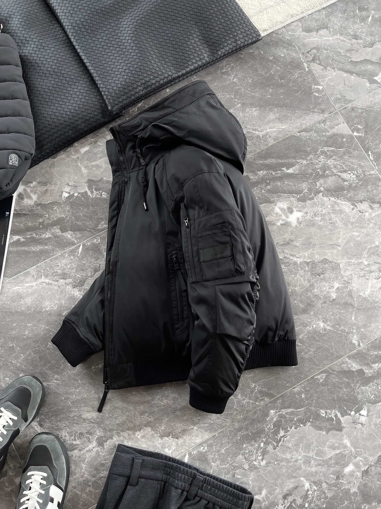 羽绒服 🆕 当92.6%锦纶遇见7.4%氨纶，织出来的不仅是防风面料，更是会呼吸的温暖结界。黑色款像是极