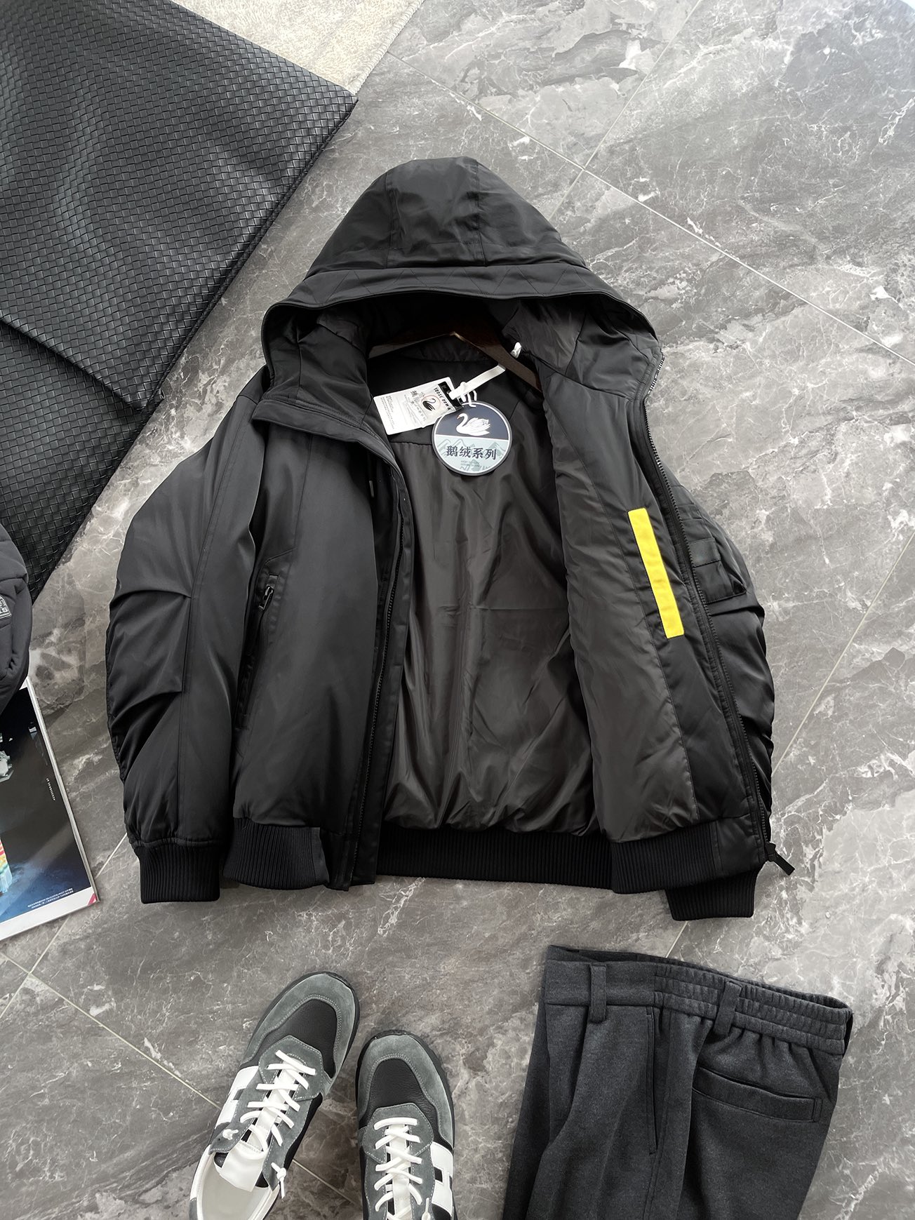羽绒服 🆕 当92.6%锦纶遇见7.4%氨纶，织出来的不仅是防风面料，更是会呼吸的温暖结界。黑色款像是极