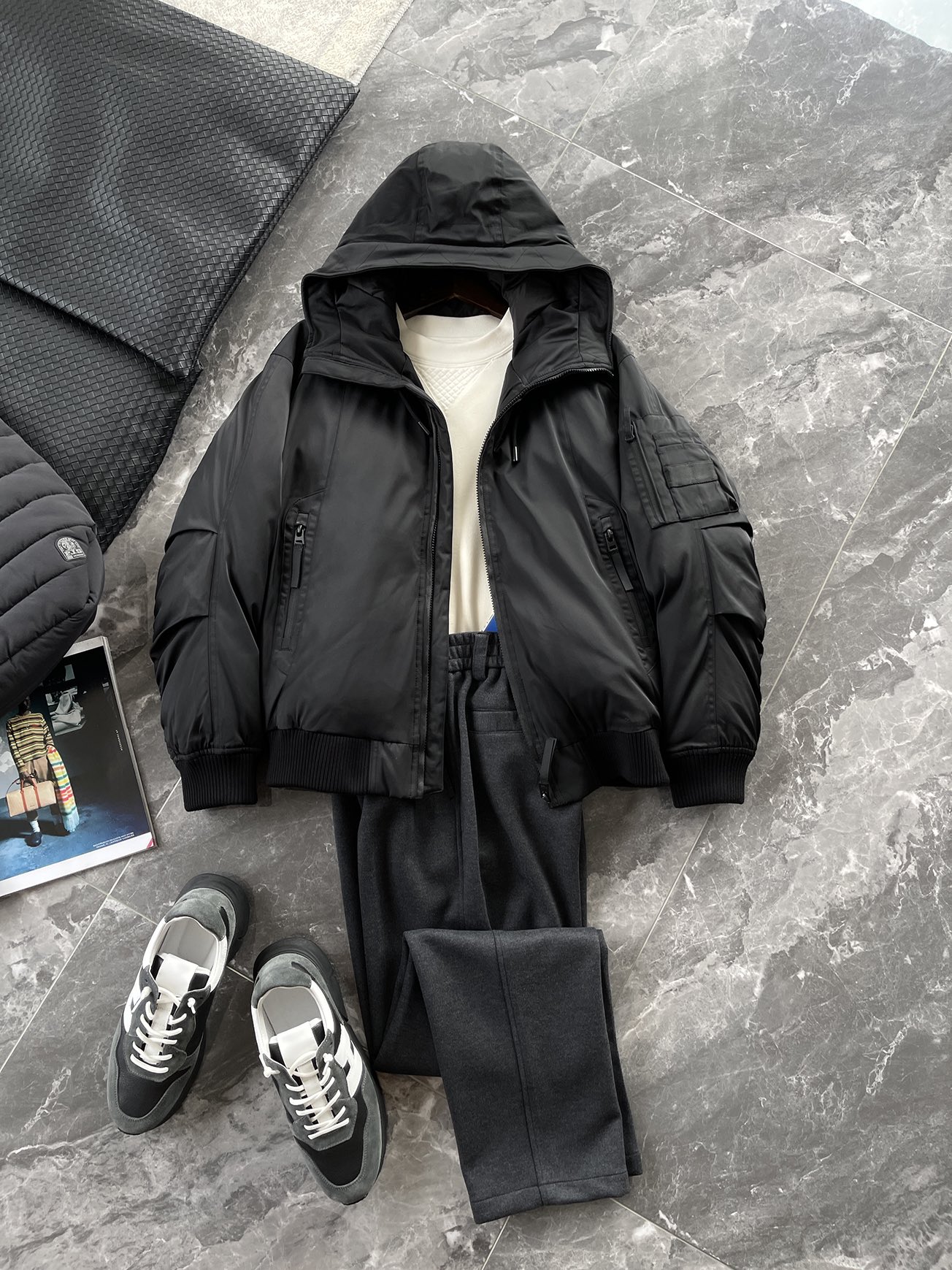 羽绒服 🆕 当92.6%锦纶遇见7.4%氨纶，织出来的不仅是防风面料，更是会呼吸的温暖结界。黑色款像是极