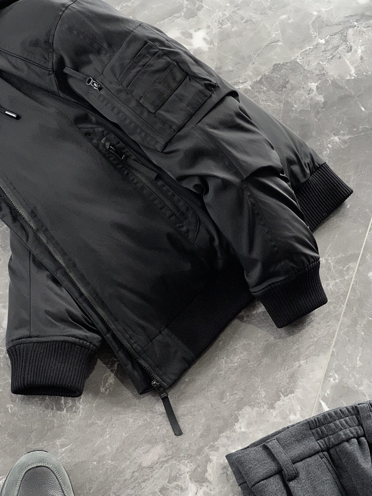 羽绒服 🆕 当92.6%锦纶遇见7.4%氨纶，织出来的不仅是防风面料，更是会呼吸的温暖结界。黑色款像是极