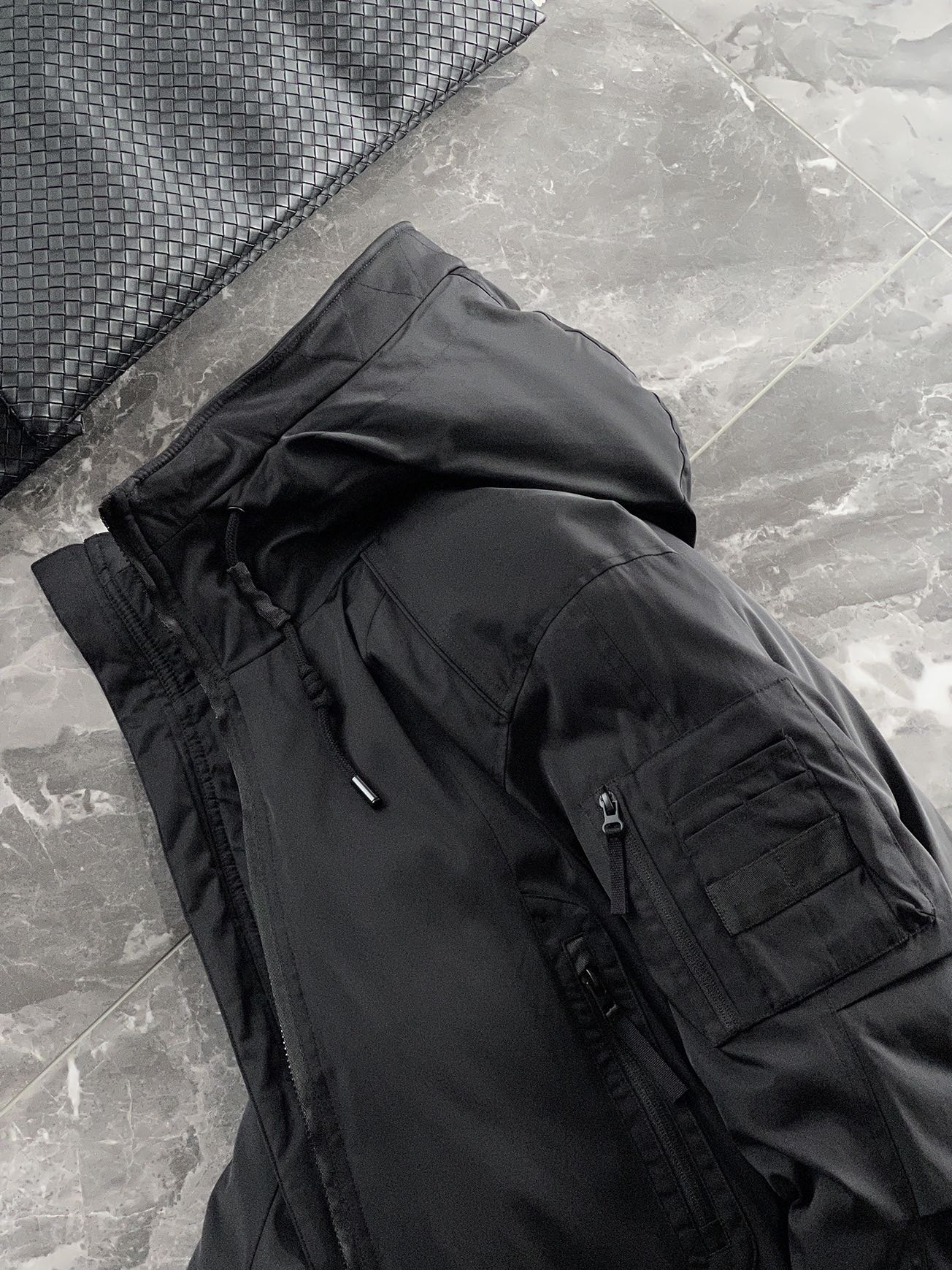 羽绒服 🆕 当92.6%锦纶遇见7.4%氨纶，织出来的不仅是防风面料，更是会呼吸的温暖结界。黑色款像是极