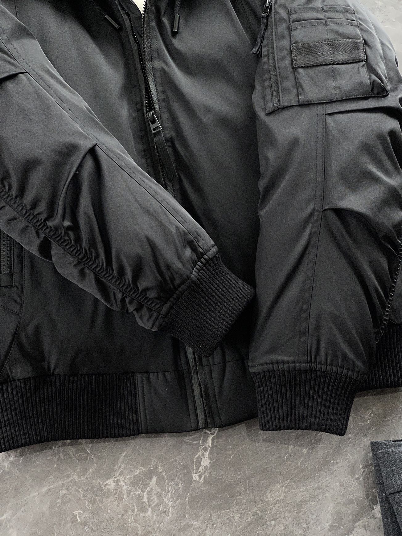 羽绒服 🆕 当92.6%锦纶遇见7.4%氨纶，织出来的不仅是防风面料，更是会呼吸的温暖结界。黑色款像是极