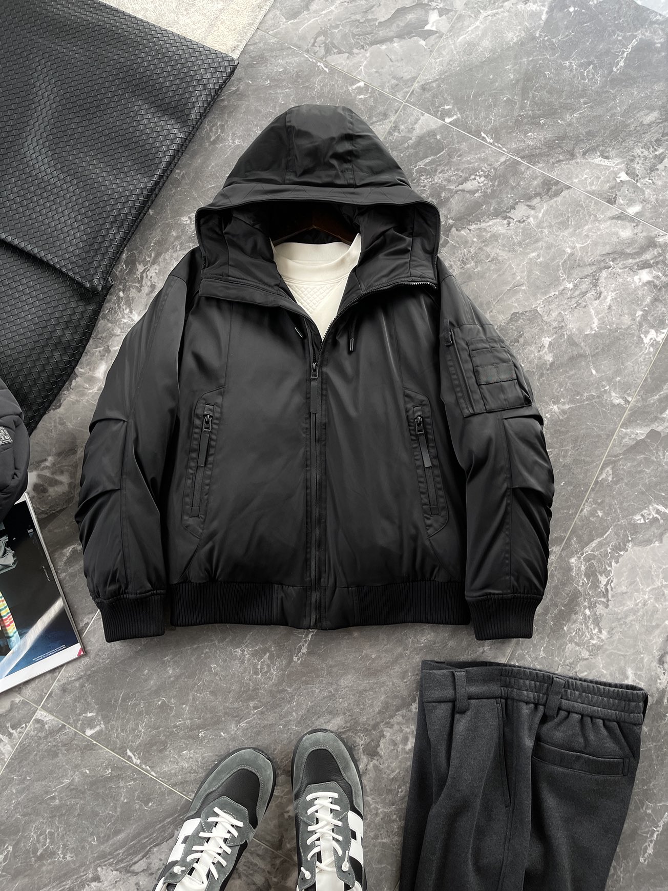 羽绒服 🆕 当92.6%锦纶遇见7.4%氨纶，织出来的不仅是防风面料，更是会呼吸的温暖结界。黑色款像是极