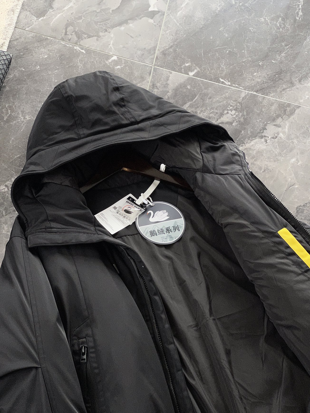 羽绒服 🆕 当92.6%锦纶遇见7.4%氨纶，织出来的不仅是防风面料，更是会呼吸的温暖结界。黑色款像是极