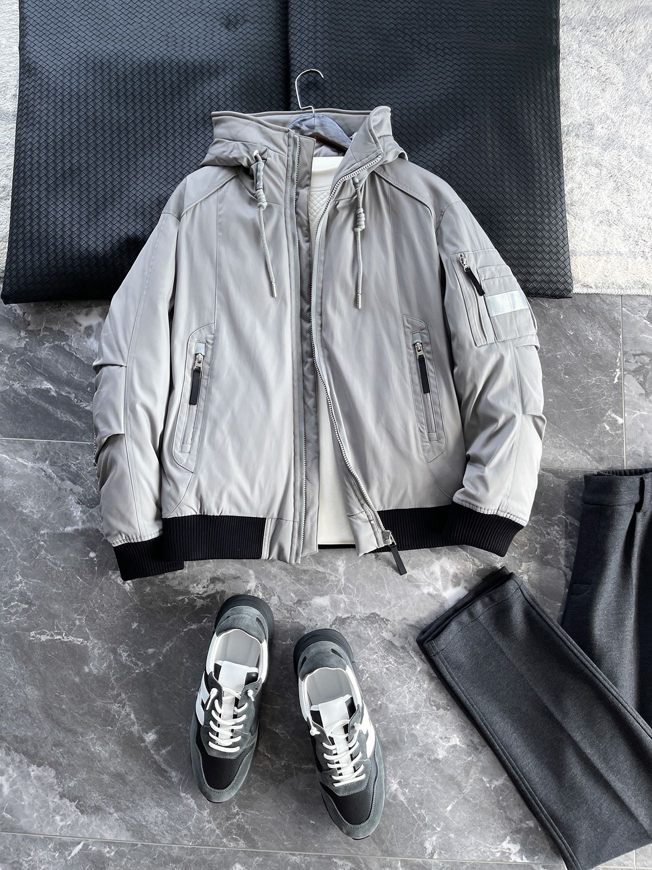 羽绒服 🆕 当92.6%锦纶遇见7.4%氨纶，织出来的不仅是防风面料，更是会呼吸的温暖结界。黑色款像是极