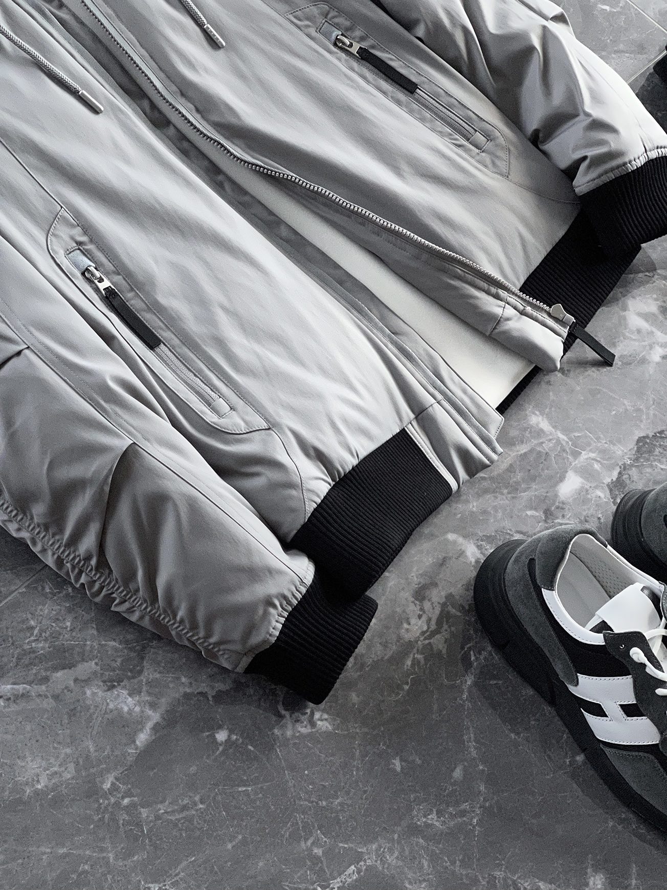 羽绒服 🆕 当92.6%锦纶遇见7.4%氨纶，织出来的不仅是防风面料，更是会呼吸的温暖结界。黑色款像是极