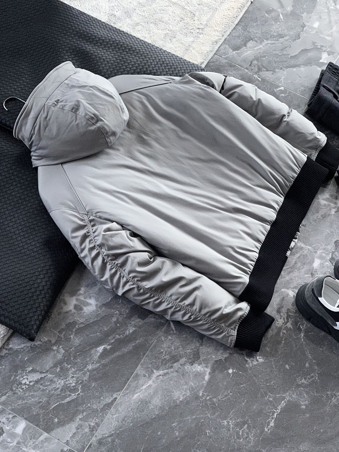 羽绒服 🆕 当92.6%锦纶遇见7.4%氨纶，织出来的不仅是防风面料，更是会呼吸的温暖结界。黑色款像是极