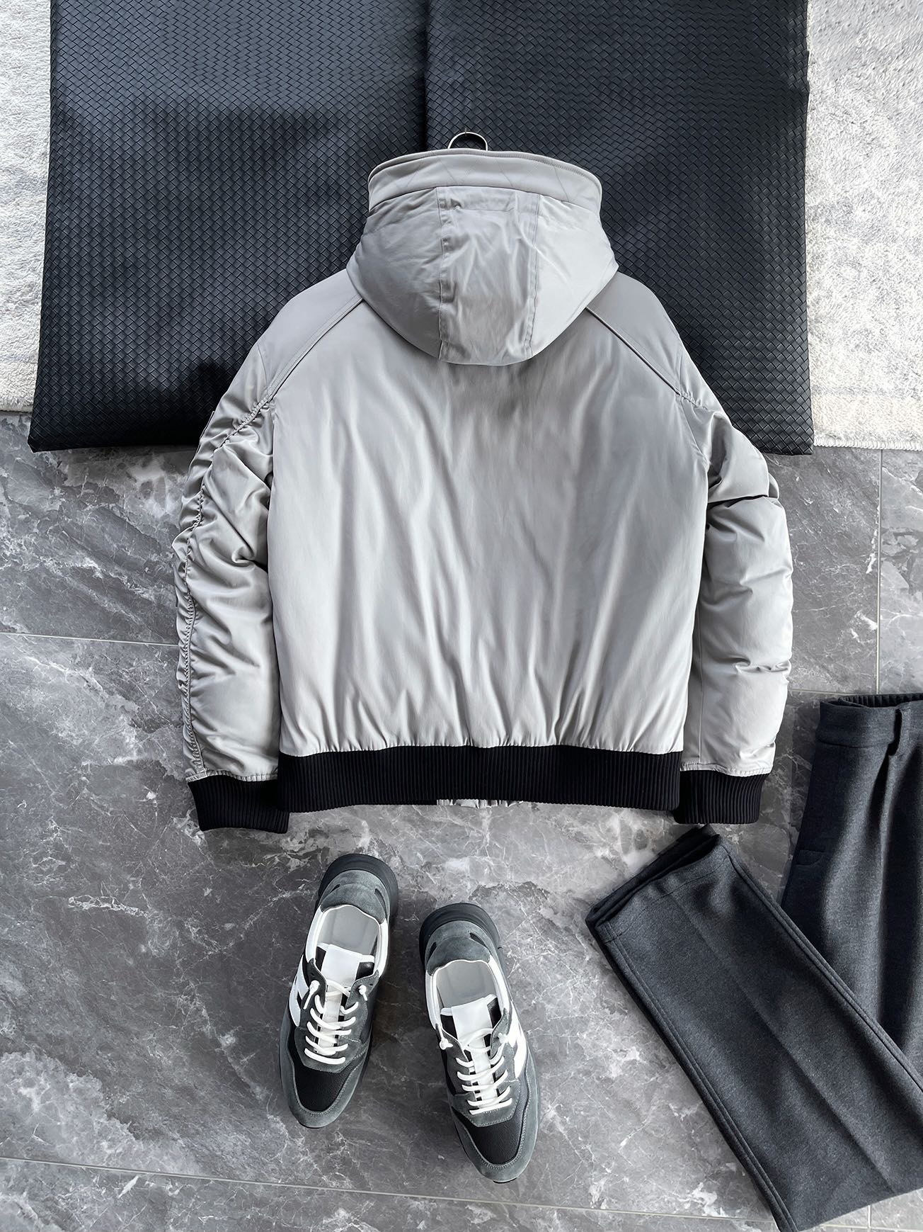 羽绒服 🆕 当92.6%锦纶遇见7.4%氨纶，织出来的不仅是防风面料，更是会呼吸的温暖结界。黑色款像是极