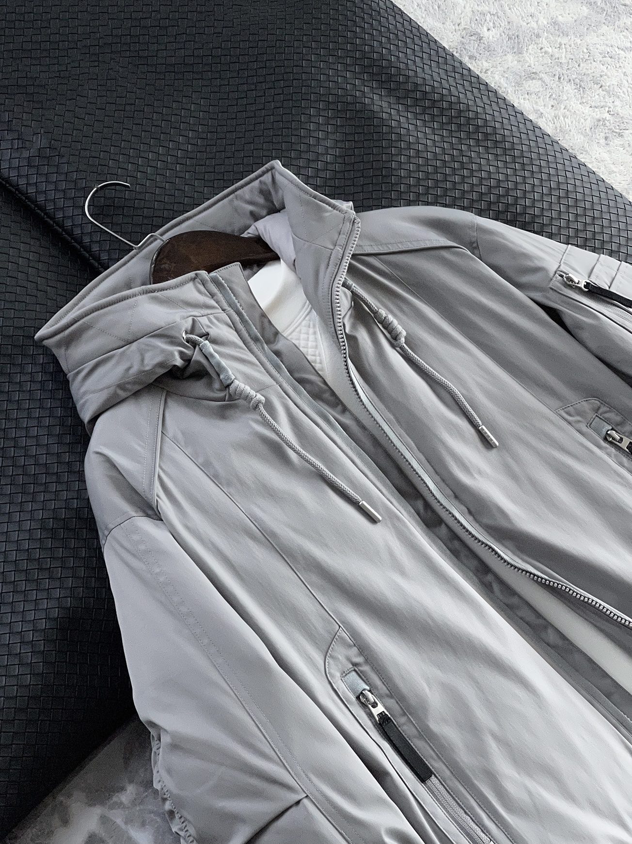 羽绒服 🆕 当92.6%锦纶遇见7.4%氨纶，织出来的不仅是防风面料，更是会呼吸的温暖结界。黑色款像是极