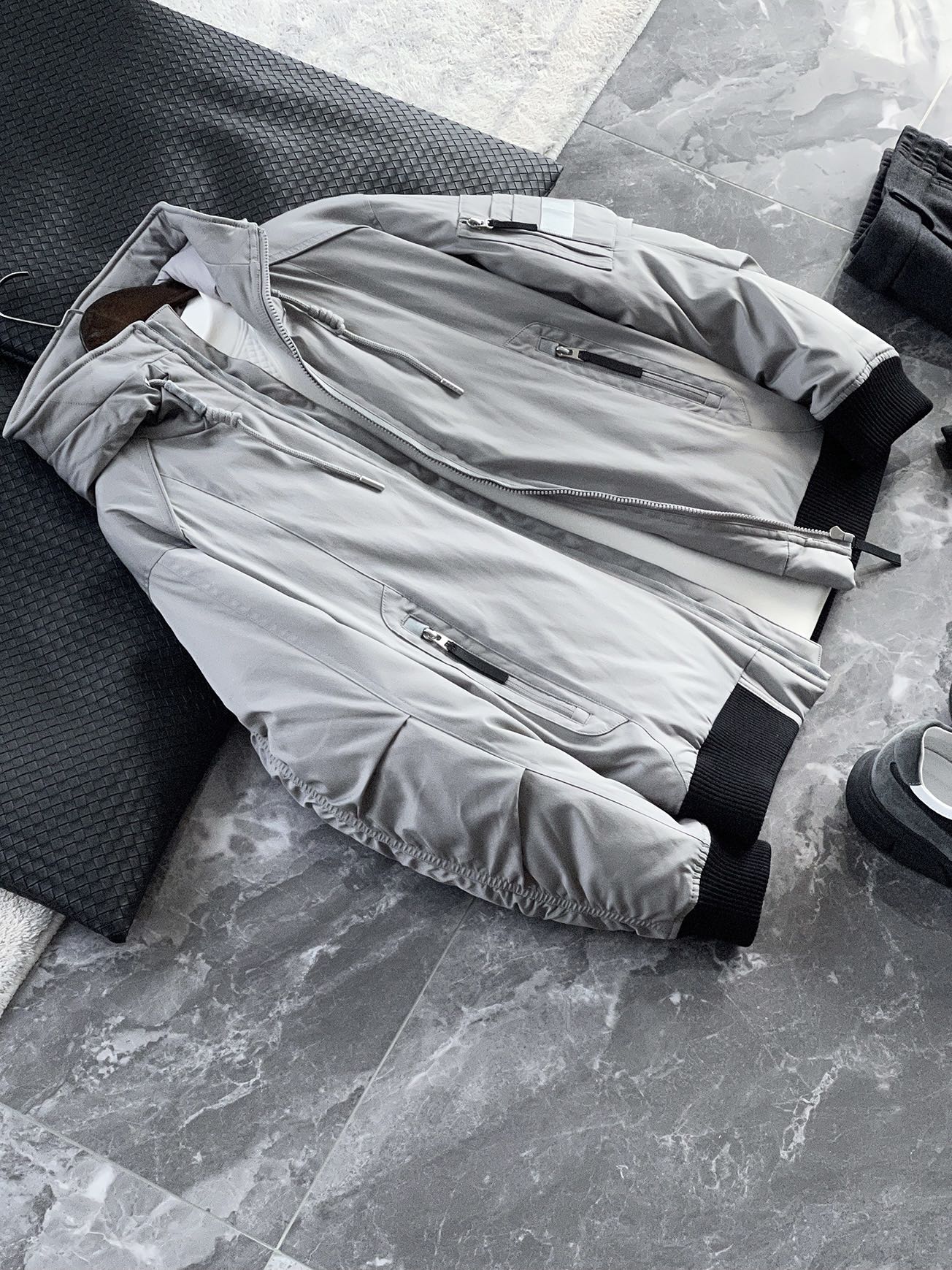 羽绒服 🆕 当92.6%锦纶遇见7.4%氨纶，织出来的不仅是防风面料，更是会呼吸的温暖结界。黑色款像是极