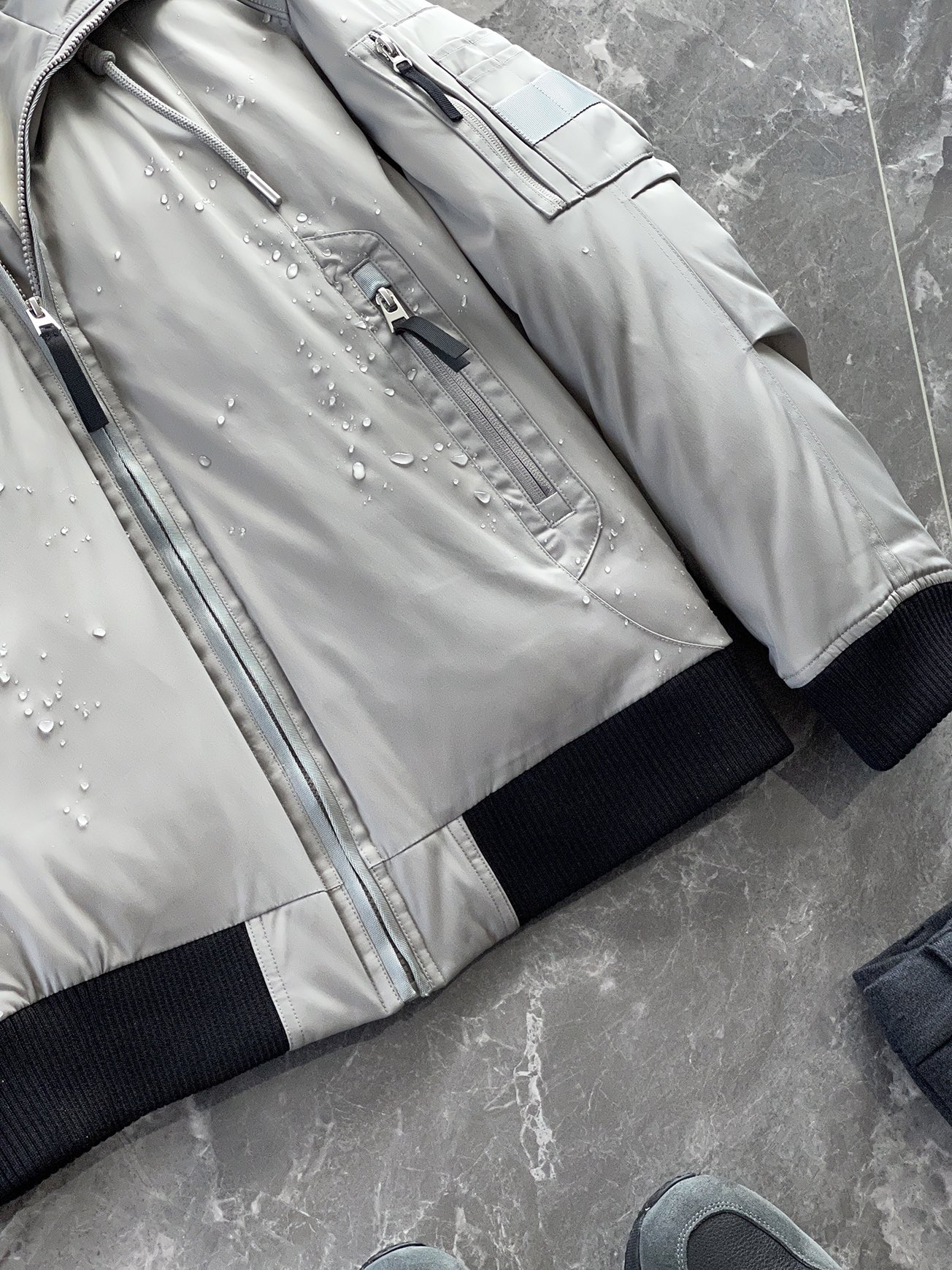 羽绒服 🆕 当92.6%锦纶遇见7.4%氨纶，织出来的不仅是防风面料，更是会呼吸的温暖结界。黑色款像是极