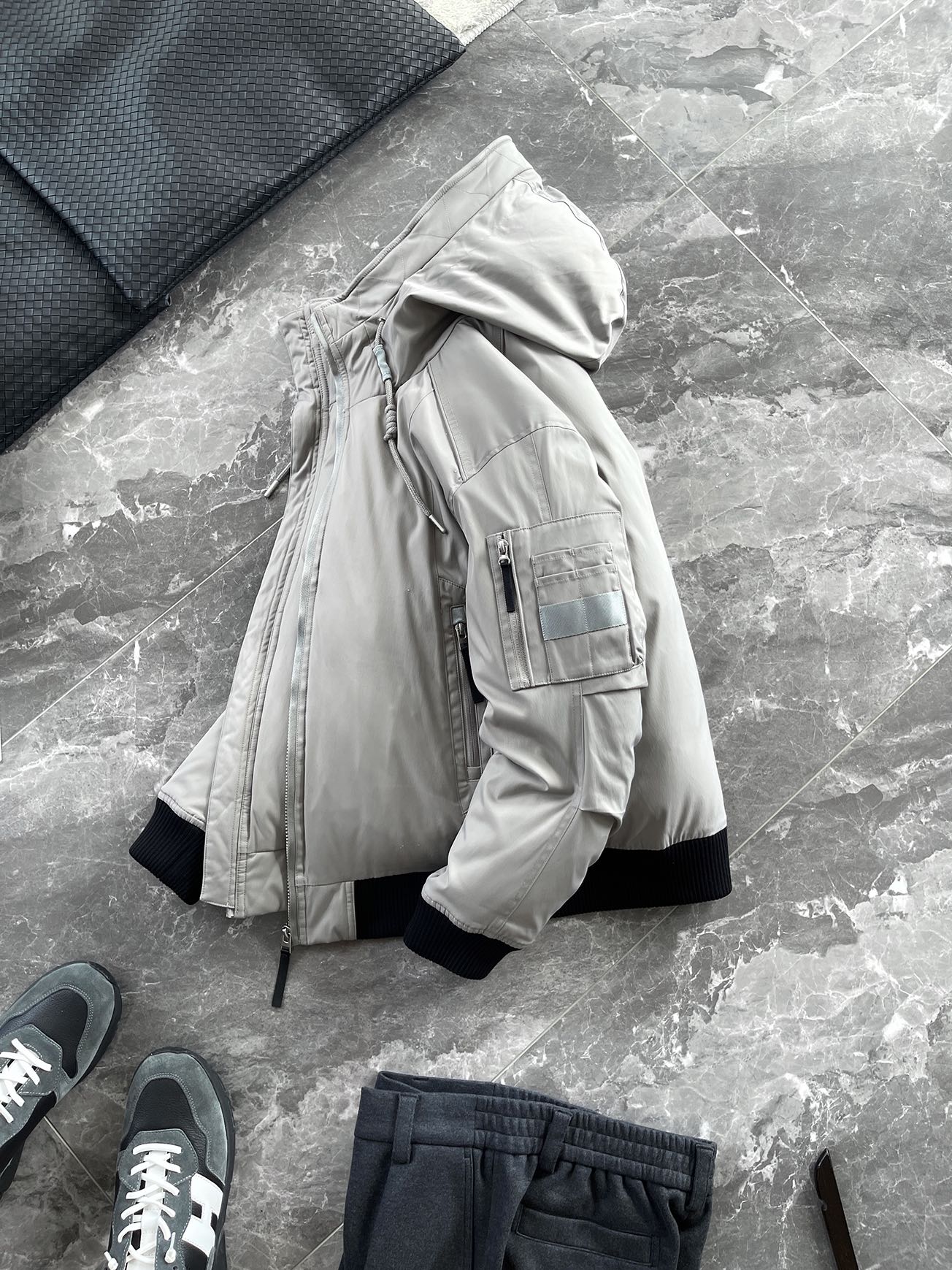 羽绒服 🆕 当92.6%锦纶遇见7.4%氨纶，织出来的不仅是防风面料，更是会呼吸的温暖结界。黑色款像是极