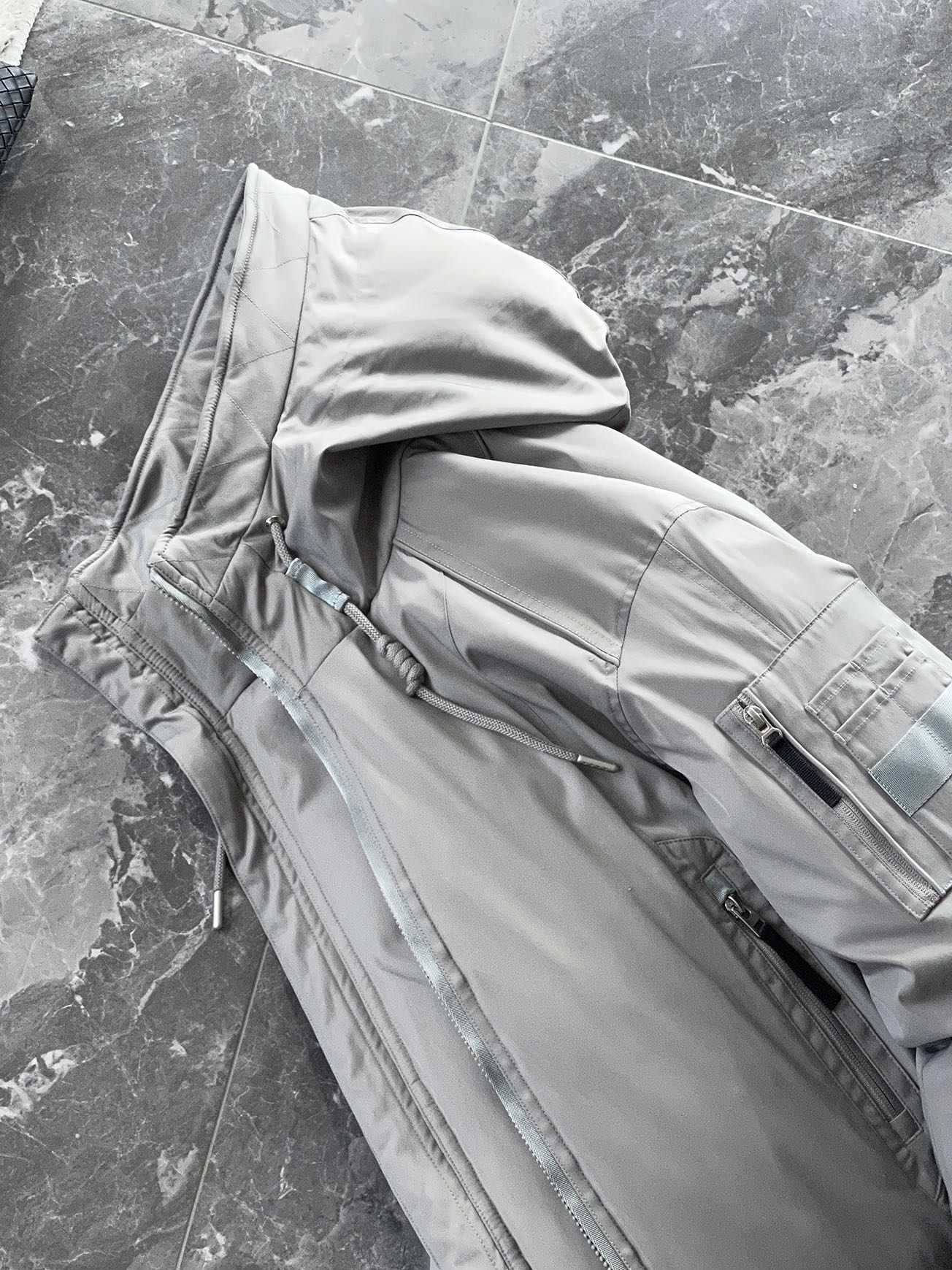 羽绒服 🆕 当92.6%锦纶遇见7.4%氨纶，织出来的不仅是防风面料，更是会呼吸的温暖结界。黑色款像是极