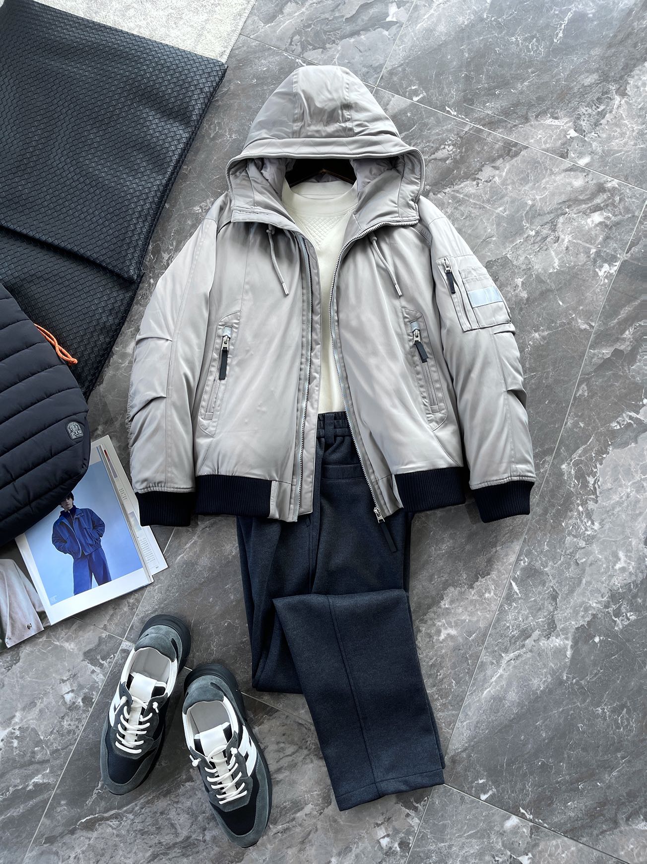 羽绒服 🆕 当92.6%锦纶遇见7.4%氨纶，织出来的不仅是防风面料，更是会呼吸的温暖结界。黑色款像是极