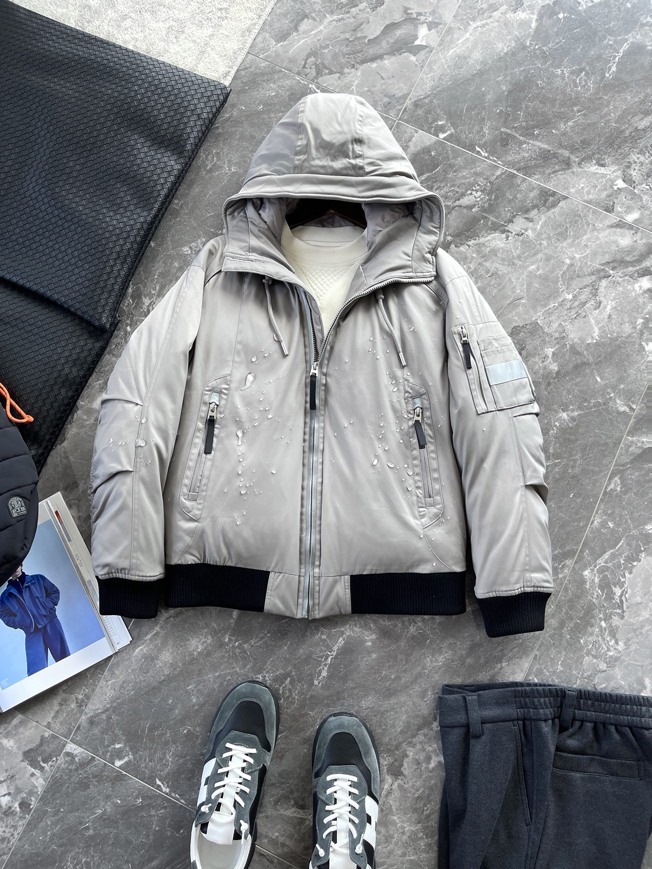 羽绒服 🆕 当92.6%锦纶遇见7.4%氨纶，织出来的不仅是防风面料，更是会呼吸的温暖结界。黑色款像是极