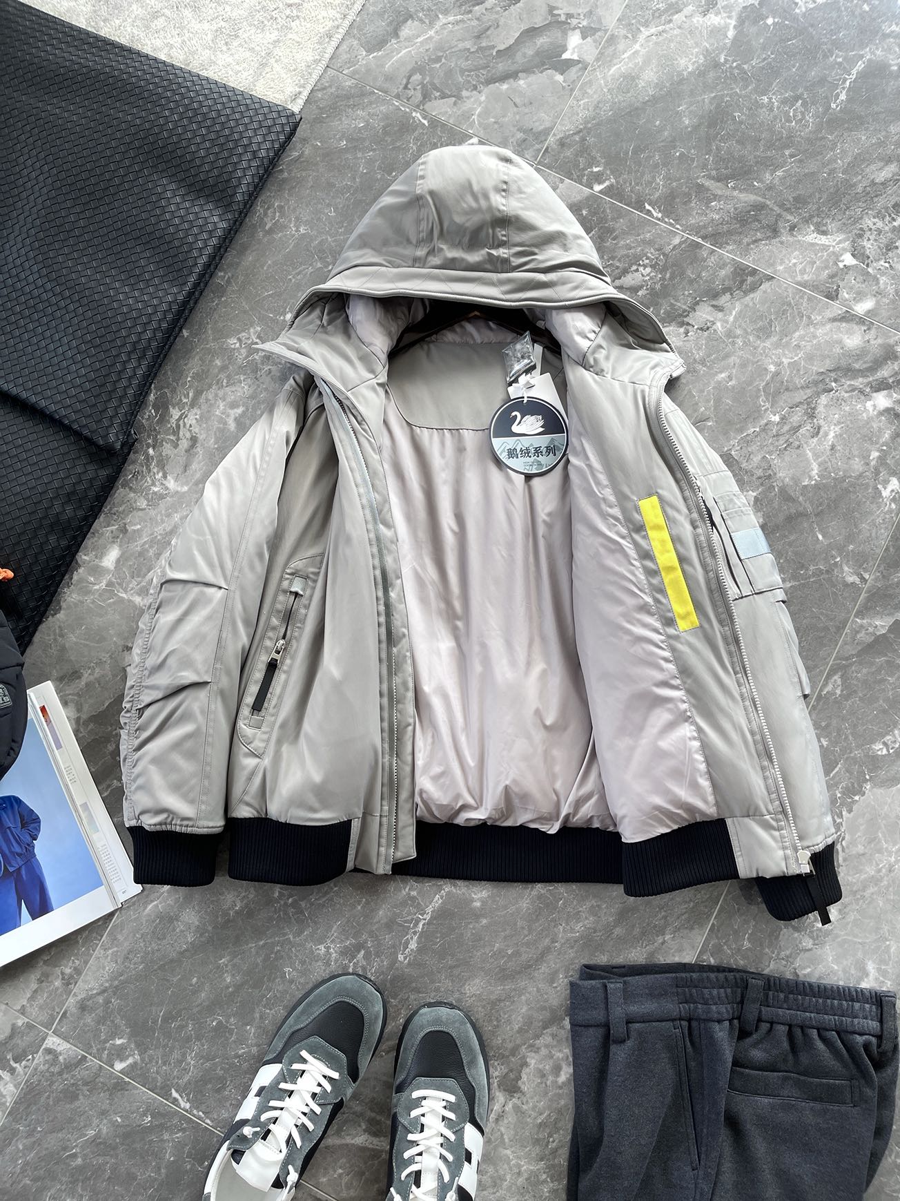 羽绒服 🆕 当92.6%锦纶遇见7.4%氨纶，织出来的不仅是防风面料，更是会呼吸的温暖结界。黑色款像是极