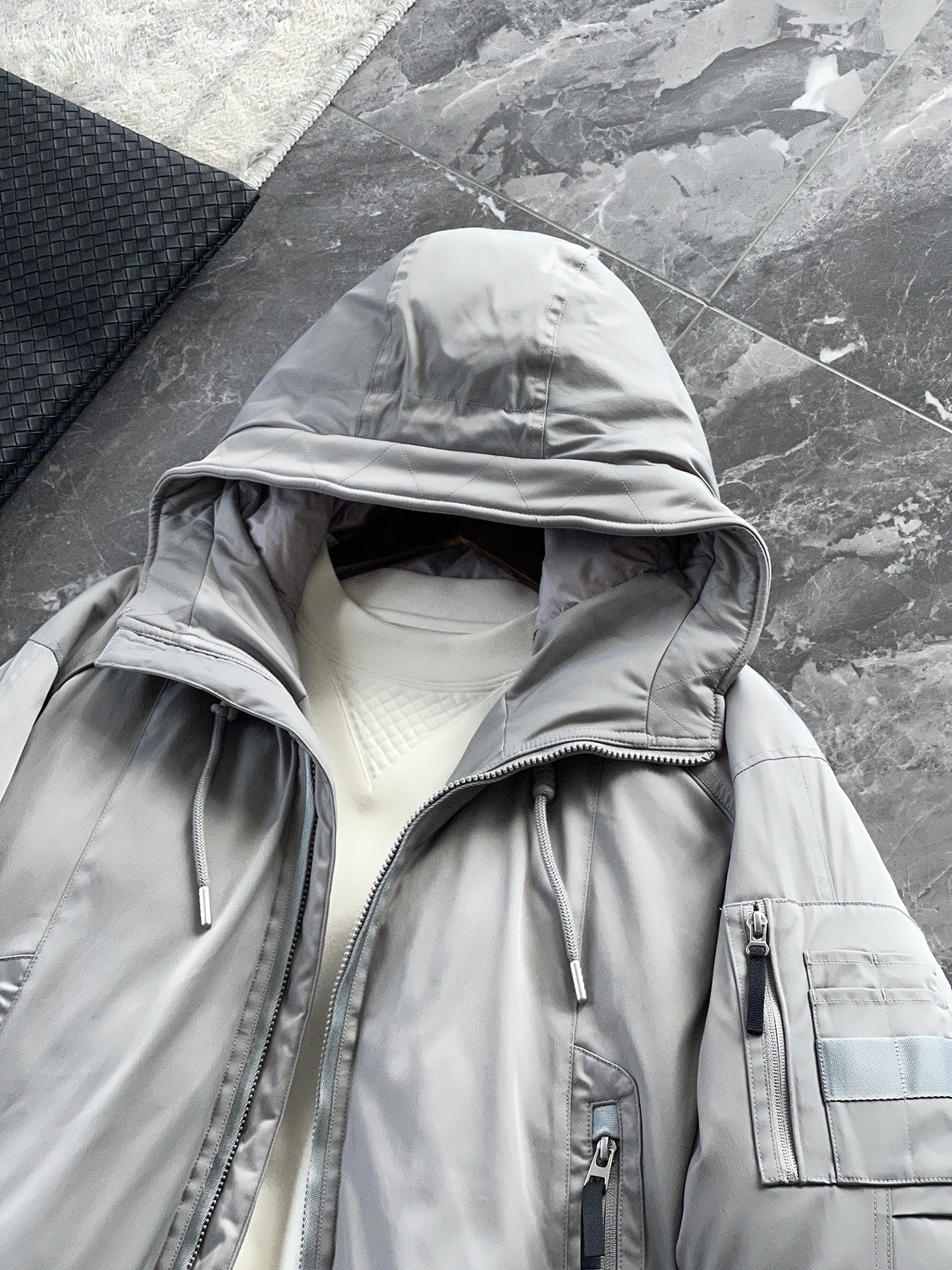 羽绒服 🆕 当92.6%锦纶遇见7.4%氨纶，织出来的不仅是防风面料，更是会呼吸的温暖结界。黑色款像是极