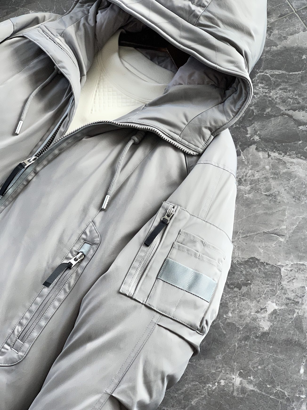 羽绒服 🆕 当92.6%锦纶遇见7.4%氨纶，织出来的不仅是防风面料，更是会呼吸的温暖结界。黑色款像是极