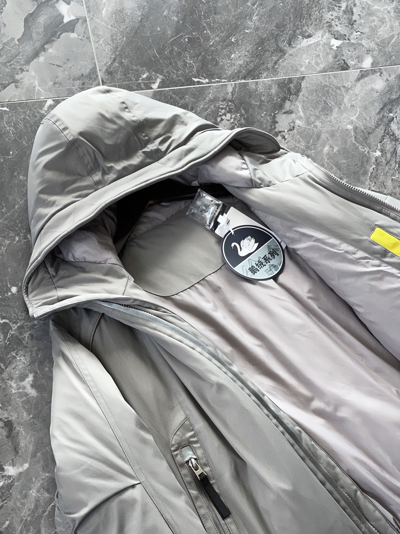 羽绒服 🆕 当92.6%锦纶遇见7.4%氨纶，织出来的不仅是防风面料，更是会呼吸的温暖结界。黑色款像是极