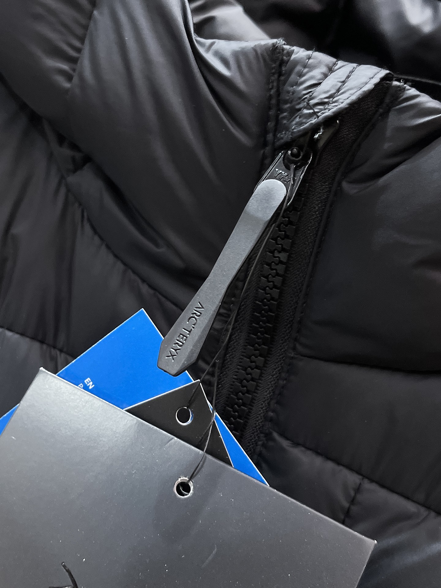 P450  始祖鸟  2025秋冬新款连帽羽绒服外套，爆款来袭，高版本。内充90绒，蓬松又保暖，品相超级好。进口防风防雨面料，软糯亲肤，抗皱不沾灰，立挺有型，时尚绝绝子；奢华有型，辨识度极高；一眼就能看到的好品质。适合凹各种造型，内搭随意，时尚感爆棚。码数 M-XXL  码数偏大  175.140穿M   xxl可穿200斤