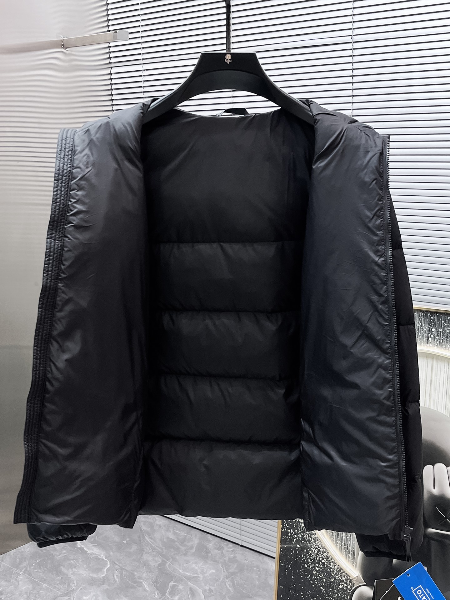 P450  始祖鸟  2025秋冬新款连帽羽绒服外套，爆款来袭，高版本。内充90绒，蓬松又保暖，品相超级好。进口防风防雨面料，软糯亲肤，抗皱不沾灰，立挺有型，时尚绝绝子；奢华有型，辨识度极高；一眼就能看到的好品质。适合凹各种造型，内搭随意，时尚感爆棚。码数 M-XXL  码数偏大  175.140穿M   xxl可穿200斤