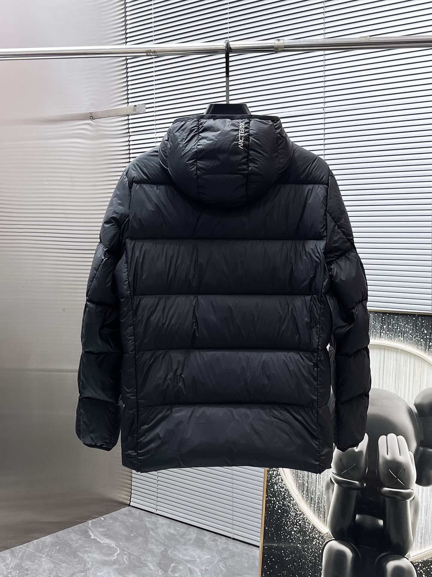 P450  始祖鸟  2025秋冬新款连帽羽绒服外套，爆款来袭，高版本。内充90绒，蓬松又保暖，品相超级好。进口防风防雨面料，软糯亲肤，抗皱不沾灰，立挺有型，时尚绝绝子；奢华有型，辨识度极高；一眼就能看到的好品质。适合凹各种造型，内搭随意，时尚感爆棚。码数 M-XXL  码数偏大  175.140穿M   xxl可穿200斤