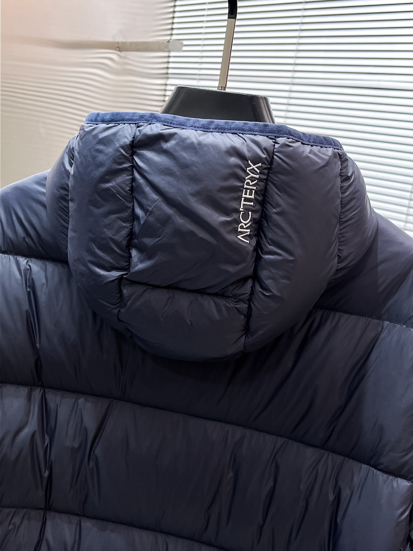 P450  始祖鸟  2025秋冬新款连帽羽绒服外套，爆款来袭，高版本。内充90绒，蓬松又保暖，品相超级好。进口防风防雨面料，软糯亲肤，抗皱不沾灰，立挺有型，时尚绝绝子；奢华有型，辨识度极高；一眼就能看到的好品质。适合凹各种造型，内搭随意，时尚感爆棚。码数 M-XXL  码数偏大  175.140穿M   xxl可穿200斤