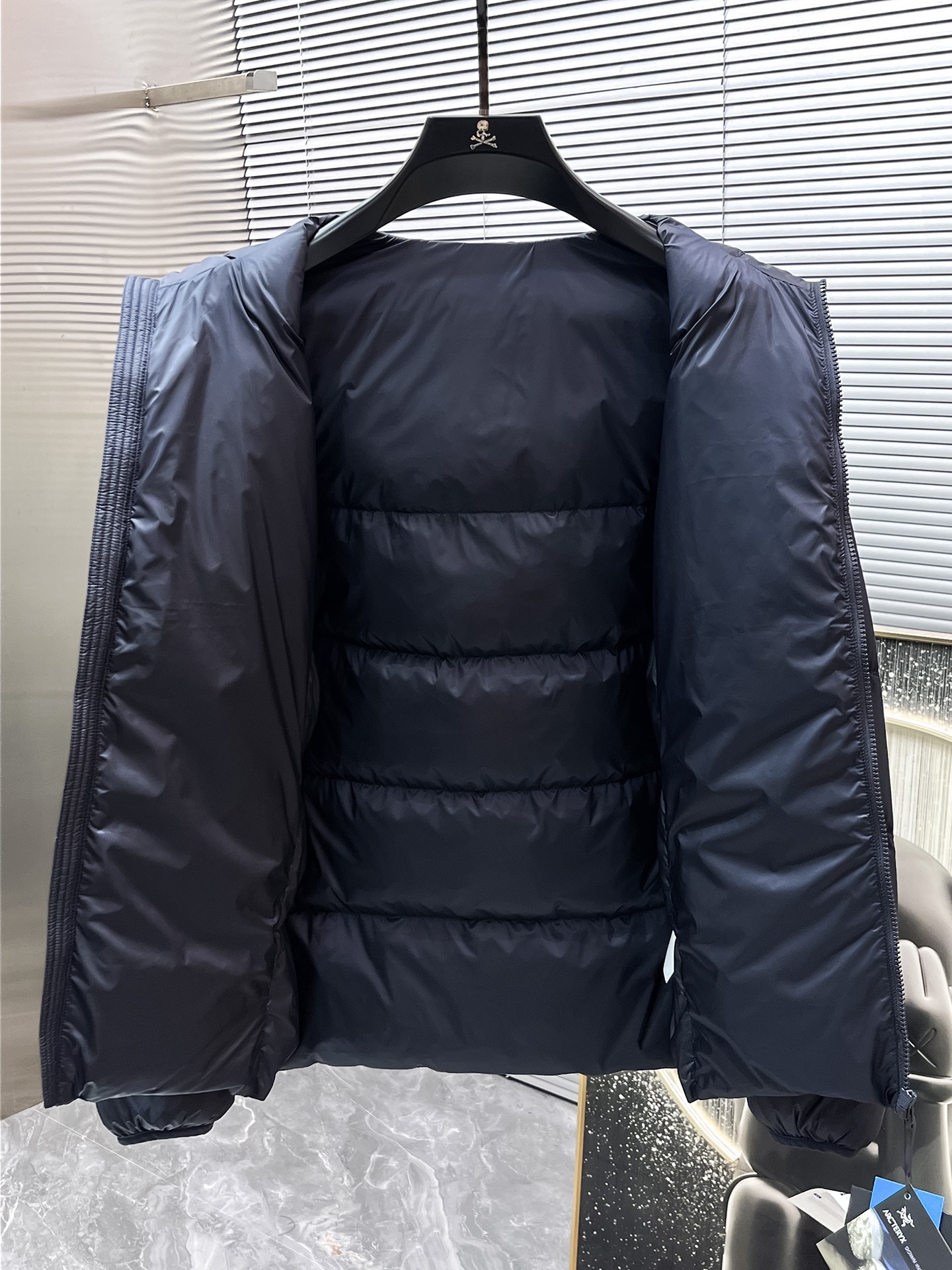 P450  始祖鸟  2025秋冬新款连帽羽绒服外套，爆款来袭，高版本。内充90绒，蓬松又保暖，品相超级好。进口防风防雨面料，软糯亲肤，抗皱不沾灰，立挺有型，时尚绝绝子；奢华有型，辨识度极高；一眼就能看到的好品质。适合凹各种造型，内搭随意，时尚感爆棚。码数 M-XXL  码数偏大  175.140穿M   xxl可穿200斤