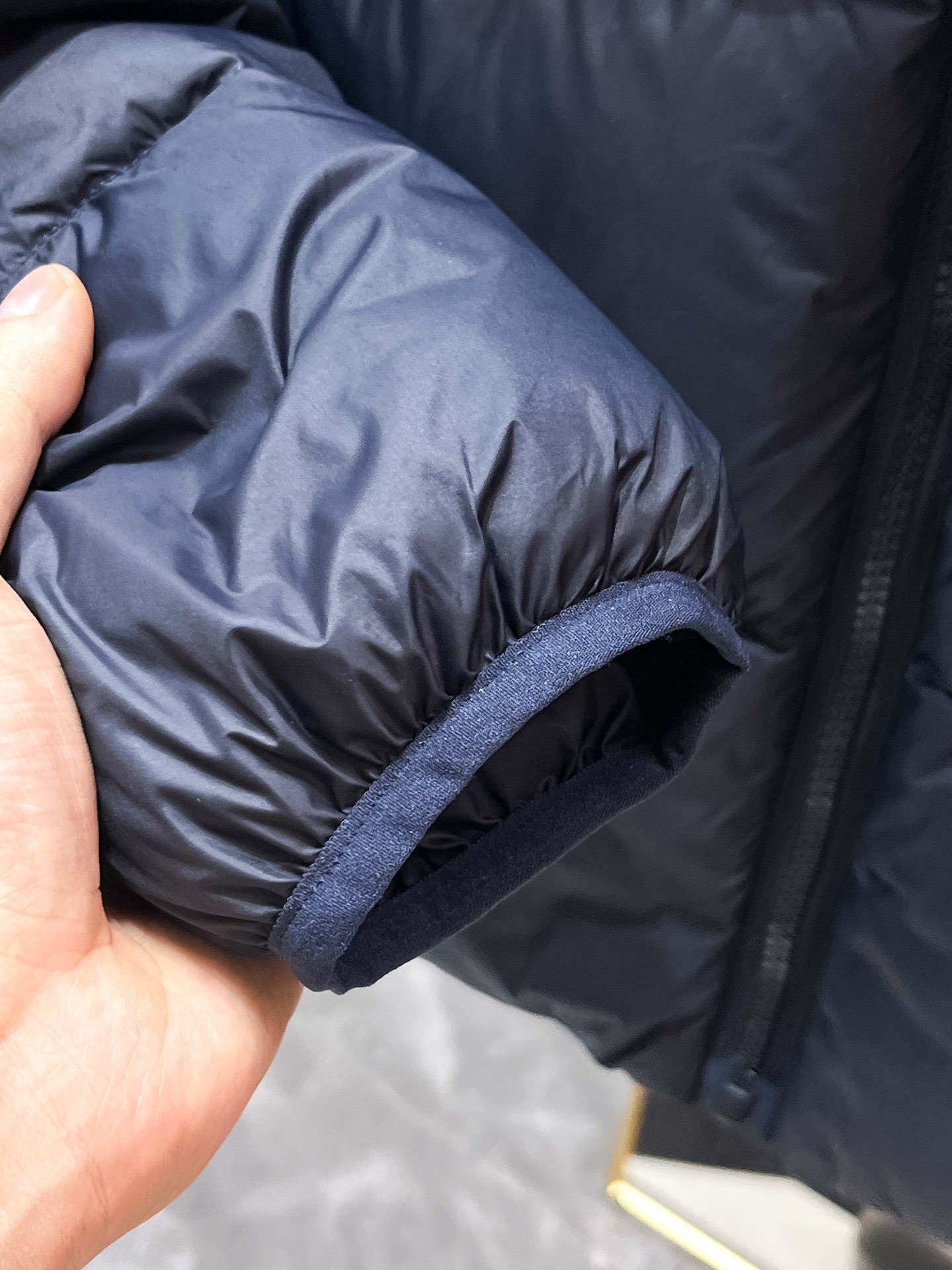 P450  始祖鸟  2025秋冬新款连帽羽绒服外套，爆款来袭，高版本。内充90绒，蓬松又保暖，品相超级好。进口防风防雨面料，软糯亲肤，抗皱不沾灰，立挺有型，时尚绝绝子；奢华有型，辨识度极高；一眼就能看到的好品质。适合凹各种造型，内搭随意，时尚感爆棚。码数 M-XXL  码数偏大  175.140穿M   xxl可穿200斤