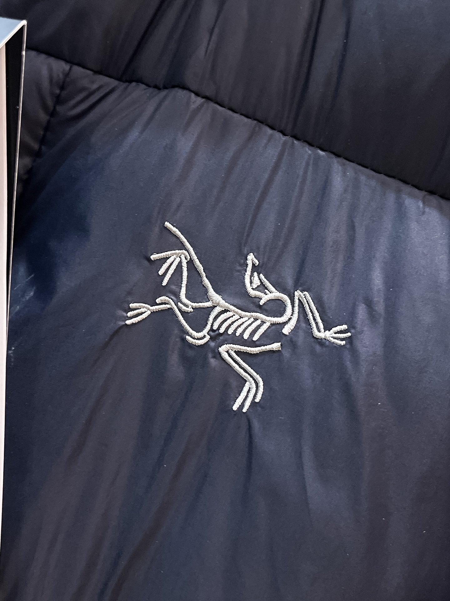 P450  始祖鸟  2025秋冬新款连帽羽绒服外套，爆款来袭，高版本。内充90绒，蓬松又保暖，品相超级好。进口防风防雨面料，软糯亲肤，抗皱不沾灰，立挺有型，时尚绝绝子；奢华有型，辨识度极高；一眼就能看到的好品质。适合凹各种造型，内搭随意，时尚感爆棚。码数 M-XXL  码数偏大  175.140穿M   xxl可穿200斤