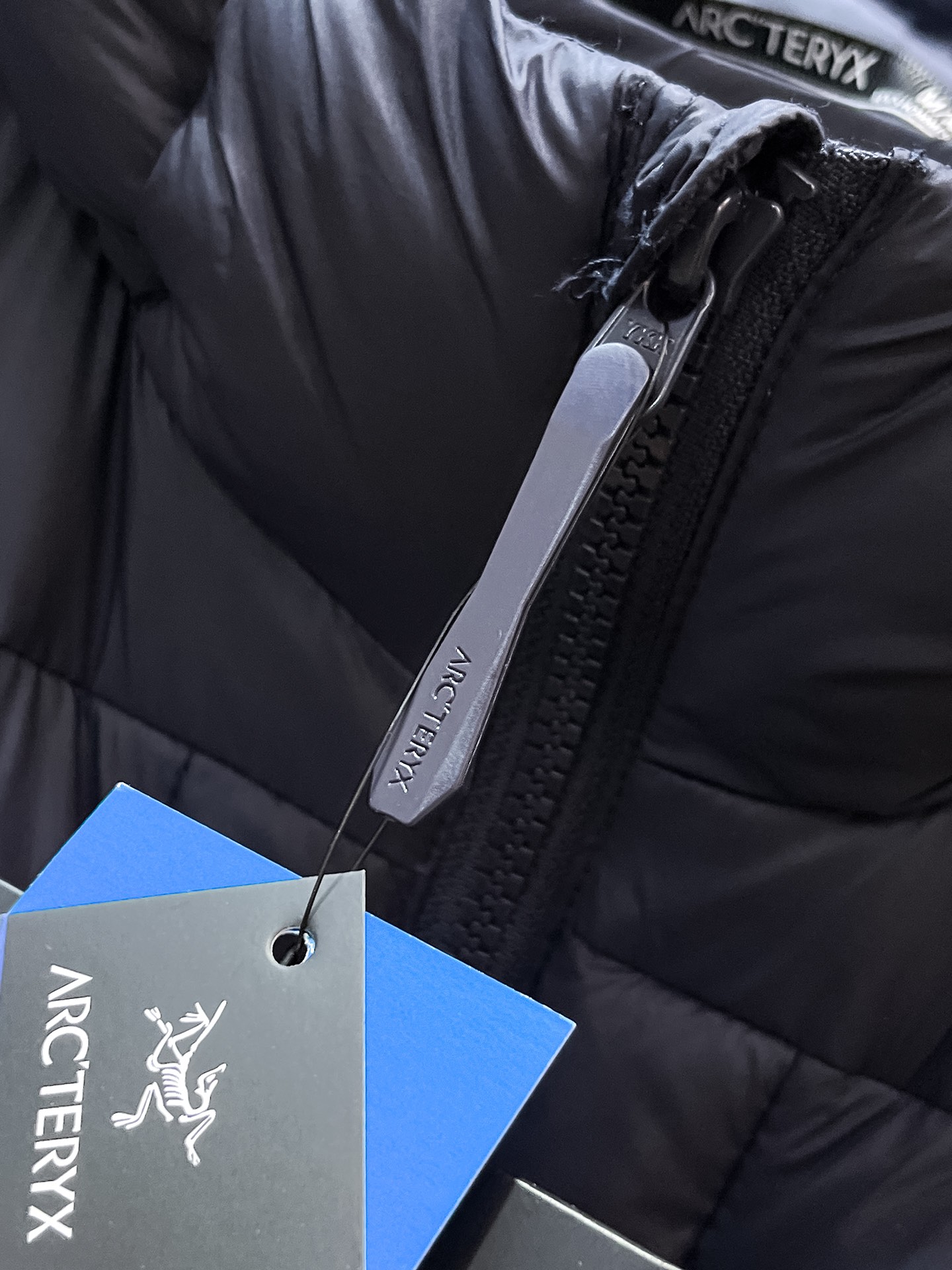 P450  始祖鸟  2025秋冬新款连帽羽绒服外套，爆款来袭，高版本。内充90绒，蓬松又保暖，品相超级好。进口防风防雨面料，软糯亲肤，抗皱不沾灰，立挺有型，时尚绝绝子；奢华有型，辨识度极高；一眼就能看到的好品质。适合凹各种造型，内搭随意，时尚感爆棚。码数 M-XXL  码数偏大  175.140穿M   xxl可穿200斤