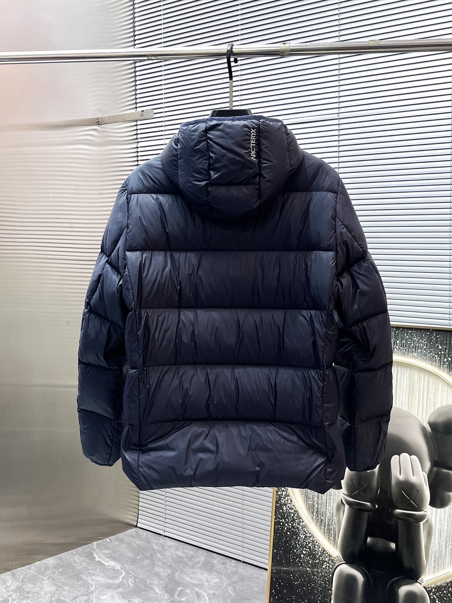 P450  始祖鸟  2025秋冬新款连帽羽绒服外套，爆款来袭，高版本。内充90绒，蓬松又保暖，品相超级好。进口防风防雨面料，软糯亲肤，抗皱不沾灰，立挺有型，时尚绝绝子；奢华有型，辨识度极高；一眼就能看到的好品质。适合凹各种造型，内搭随意，时尚感爆棚。码数 M-XXL  码数偏大  175.140穿M   xxl可穿200斤