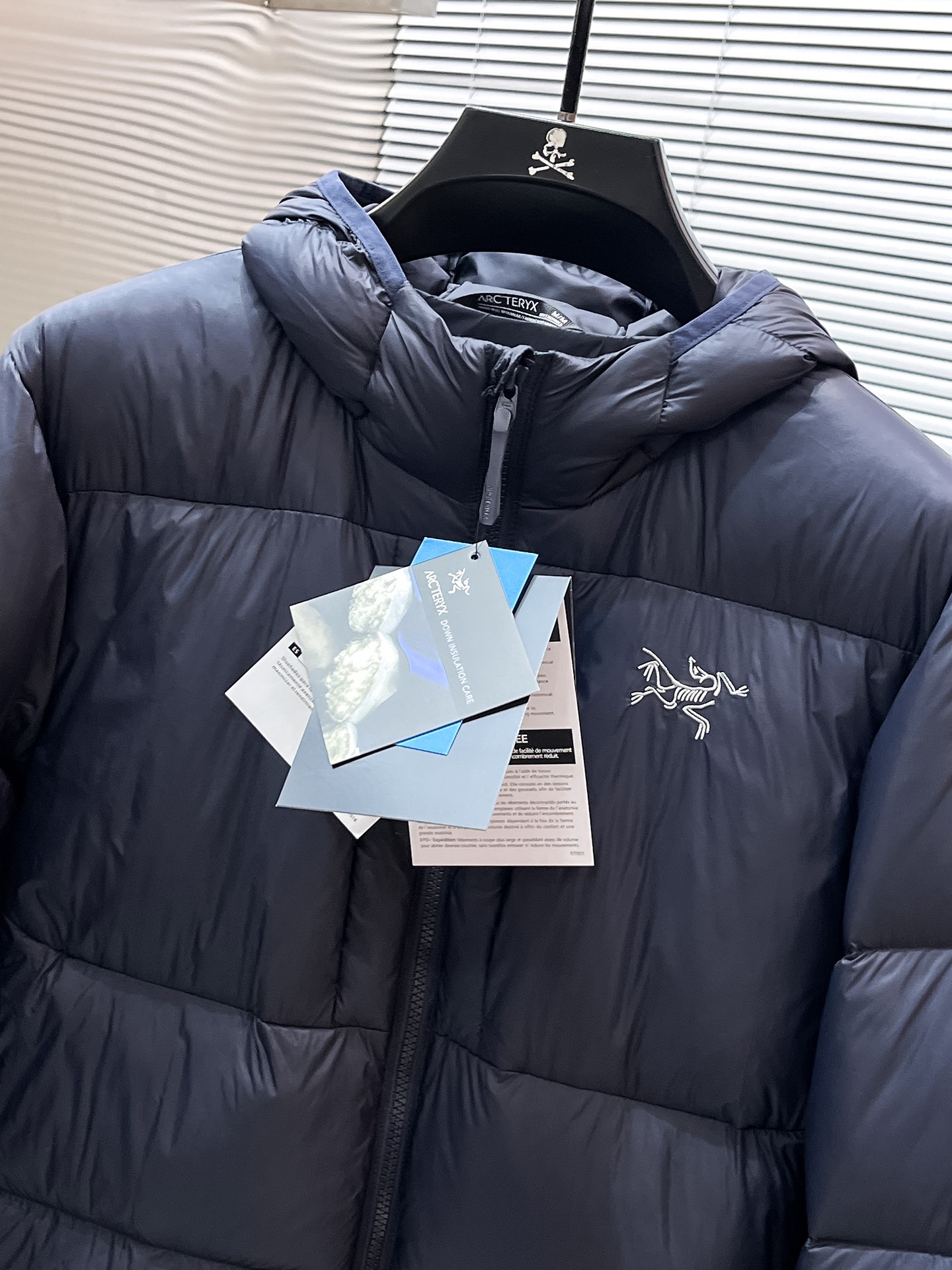 P450  始祖鸟  2025秋冬新款连帽羽绒服外套，爆款来袭，高版本。内充90绒，蓬松又保暖，品相超级好。进口防风防雨面料，软糯亲肤，抗皱不沾灰，立挺有型，时尚绝绝子；奢华有型，辨识度极高；一眼就能看到的好品质。适合凹各种造型，内搭随意，时尚感爆棚。码数 M-XXL  码数偏大  175.140穿M   xxl可穿200斤