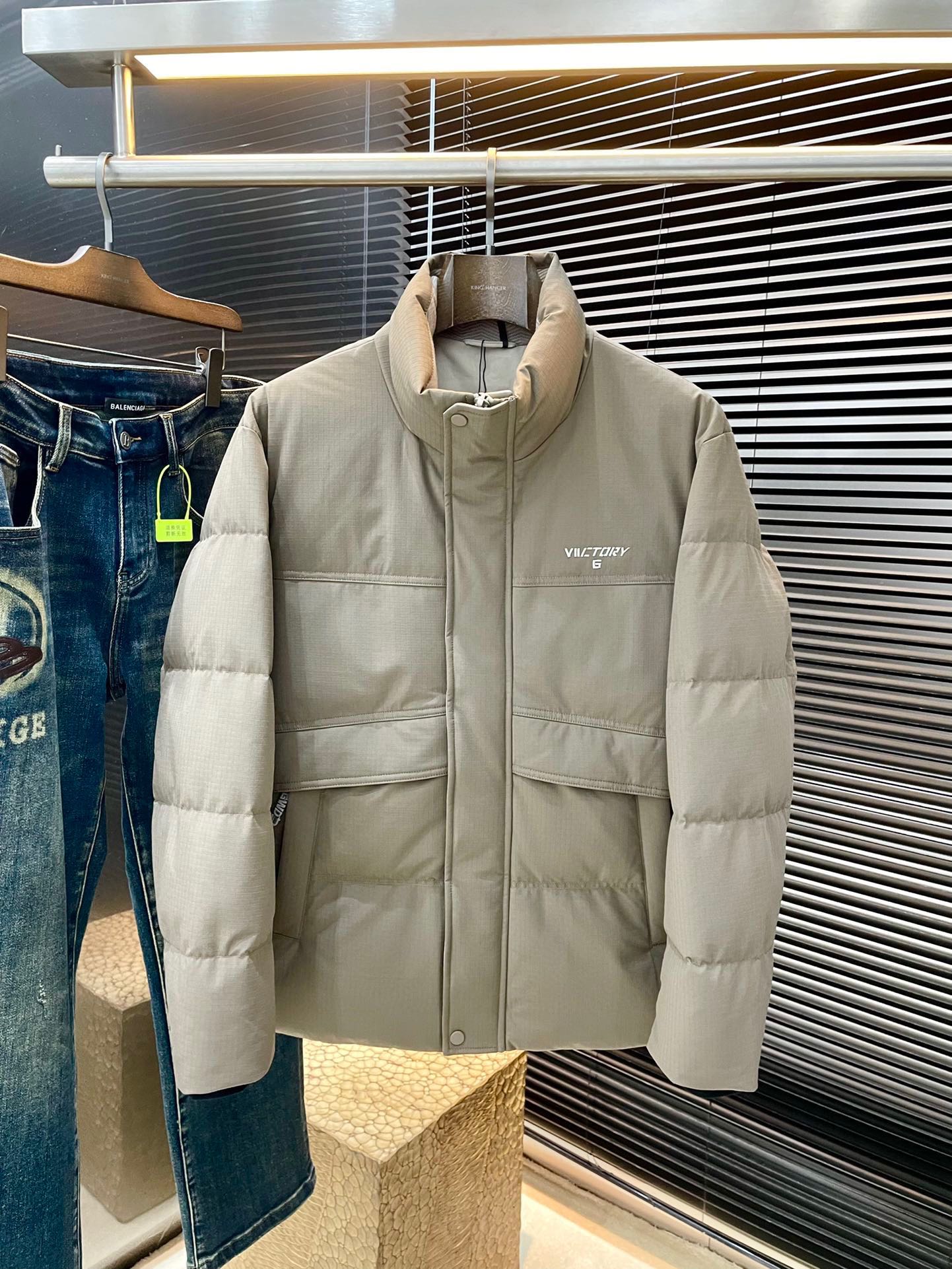 NO:600894,P Gucc (Gucci) 2025 winter clothing series creates a handsome man and highlights his masculine temperament. Simple and fashionable commuter down jacket. Top-grade imported nylon fabric. The texture is very soft and comfortable against the skin. Delicate and smooth texture. Super good fit. The upper body is super stylish and handsome. The down jacket feels like it is wrapped in a top-notch duvet. It is warm and comfortable. The version is a three-dimensional cut with a simple design. It simply adds points to the whole piece of clothing. The whole piece is warm and fluffy.  National standard 85 white duck down filling has good resilience and can rebound immediately after compression. It is very light, delicate and soft. The better the down, the lighter it is, but the fluffy and fluffy ones are fluffy and light. The upper body is warm and stylish without feeling heavy. It is very wearable and does not look bloated. It can well prevent cold wind invasion!  The first choice for high quality. Compare the details and fabrics. You will know what grade of goods we sell!  Size 48-56,,gucci,gucci,down jacket,alexander wang19860909P  Gucc（古驰） 2025冬装系列 打造帅气型男 彰显男士气质 简约时尚通勤羽绒服 顶级进口锦纶面料 质感很轻柔 贴肤都舒适 细腻顺滑质感 超级好版型 上身超级有型的帅气 羽绒服就感觉包裹了一层顶级的羽绒被 温暖而舒适 版型是立体裁剪的设计简约款 简直给整件衣服加分,整件保暖蓬松度高 国标85白鸭绒填充 回弹力好 压缩后能马上立马回弹起来 非常轻盈 细腻柔软 越好的绒是越轻 但是体积蓬松越大的 蓬松轻盈 上身保暖有型 又不会有负重感 实穿性非常强 不显臃肿 可以很好的防止寒风侵袭！高品质首选 大家到时比一比细节 面料 做你就知道我们卖的是什么级别的货色了！尺码 48-56,,gucci,gucci,down jacket,alexander wang,Men's clothing